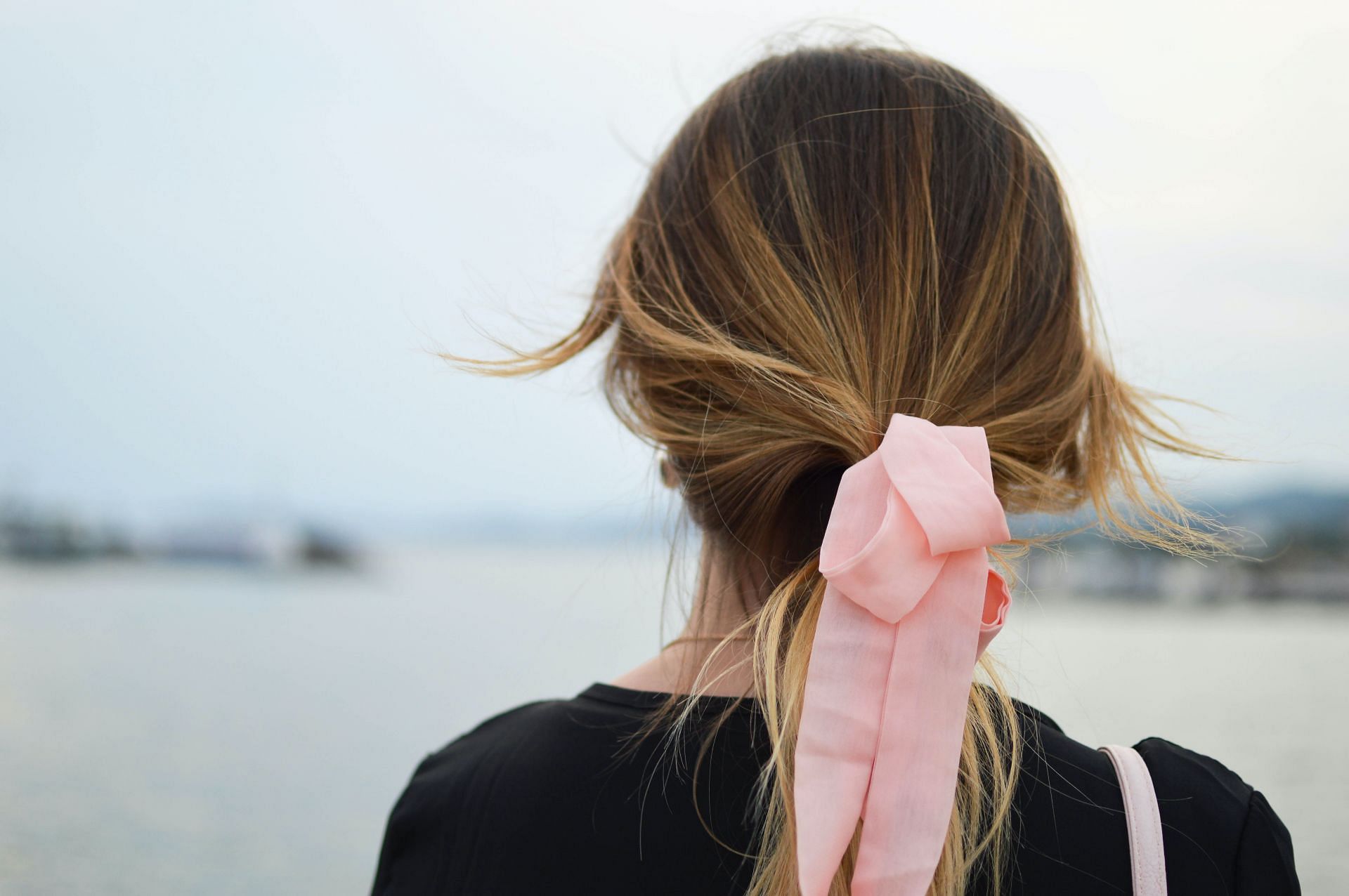 Loosely tied hair are less prone to split ends. (Image via Unsplash/Tamara Bellis)
