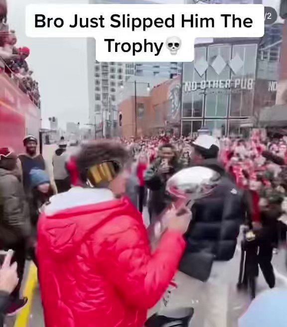 Patrick Mahomes mirrors 2021 drunk Tom Brady during Chiefs parade