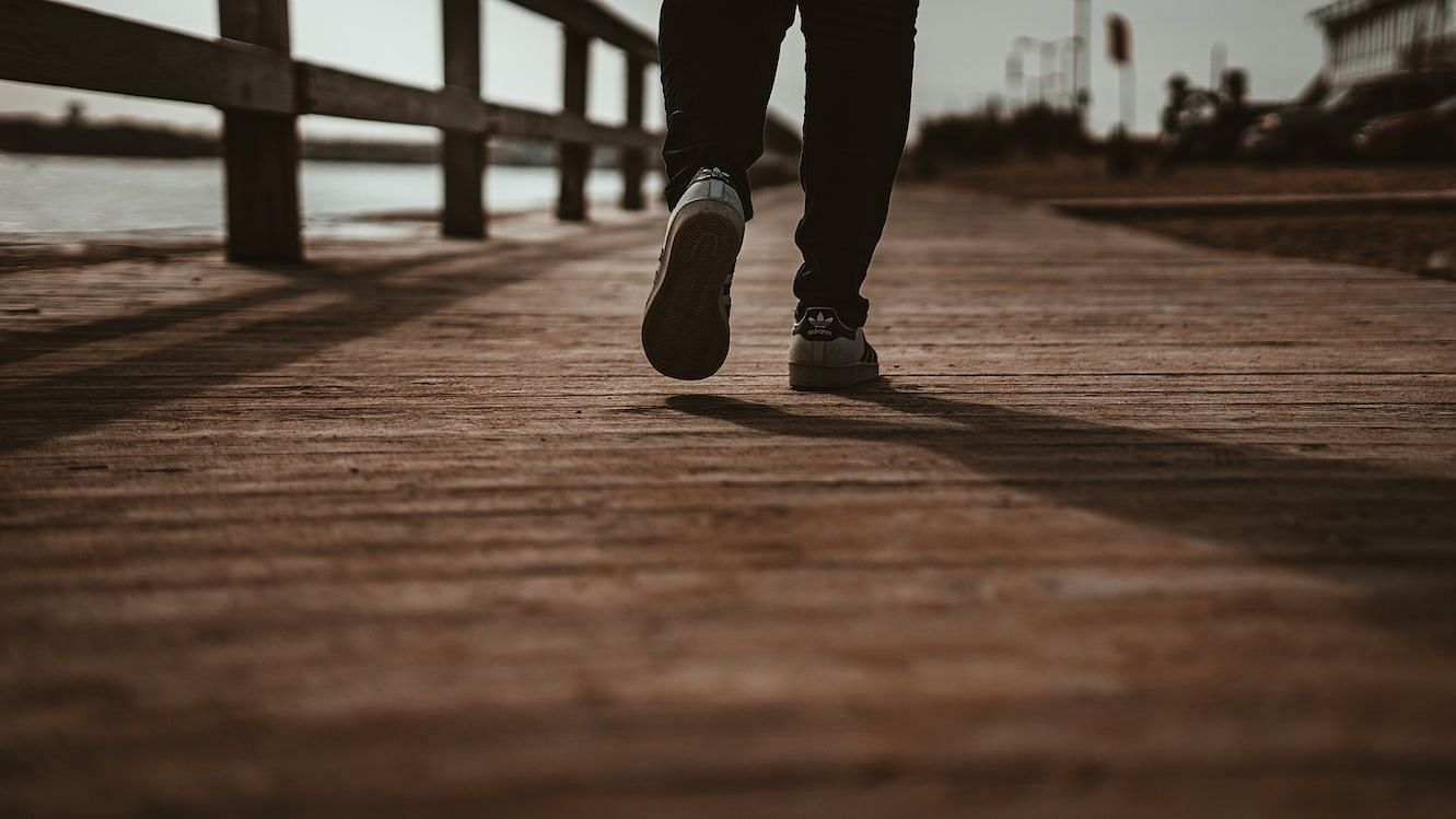 Develop a Habit: Benefits of Walking Everyday (Image via Unsplash/Chris Hardy)