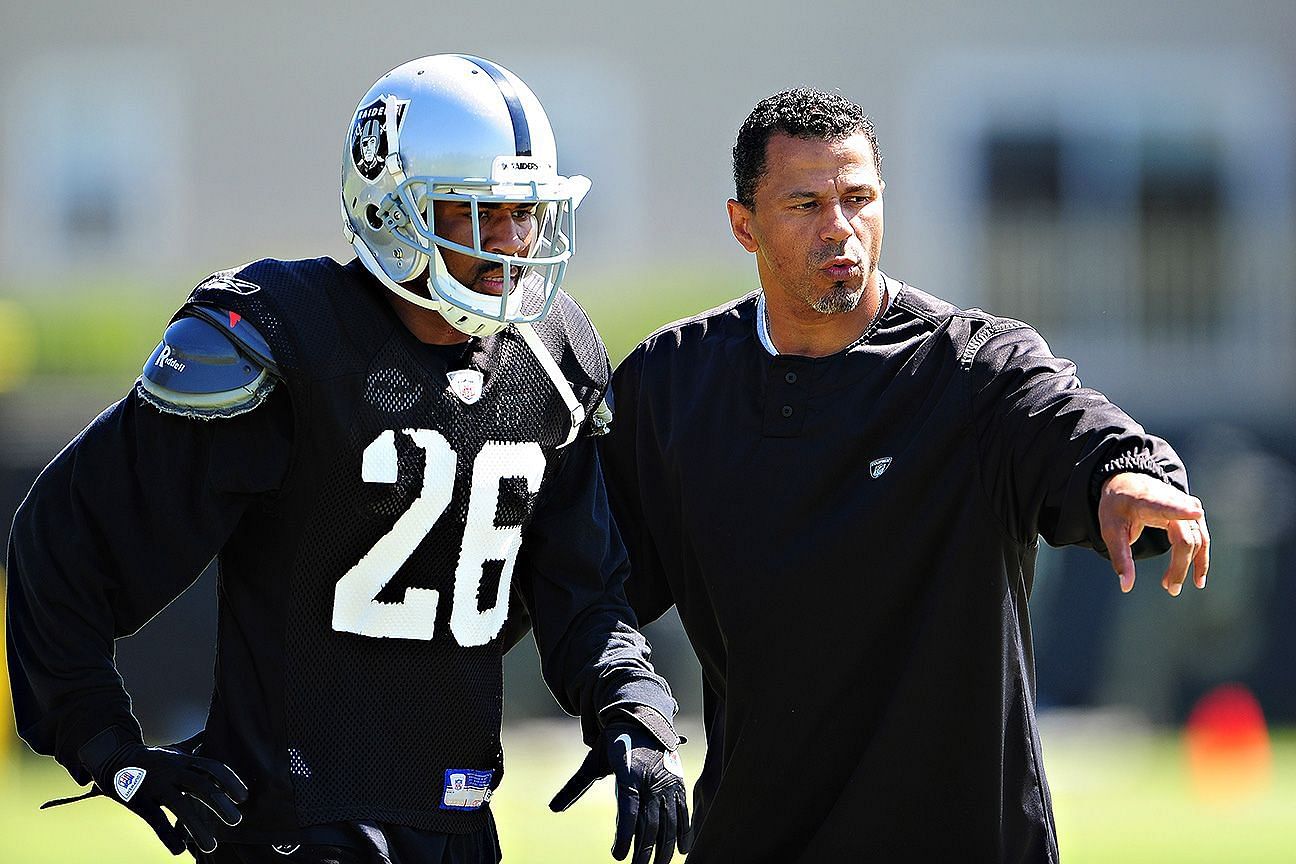Rod Woodson (R) coaching with the Las Vegas Raiders