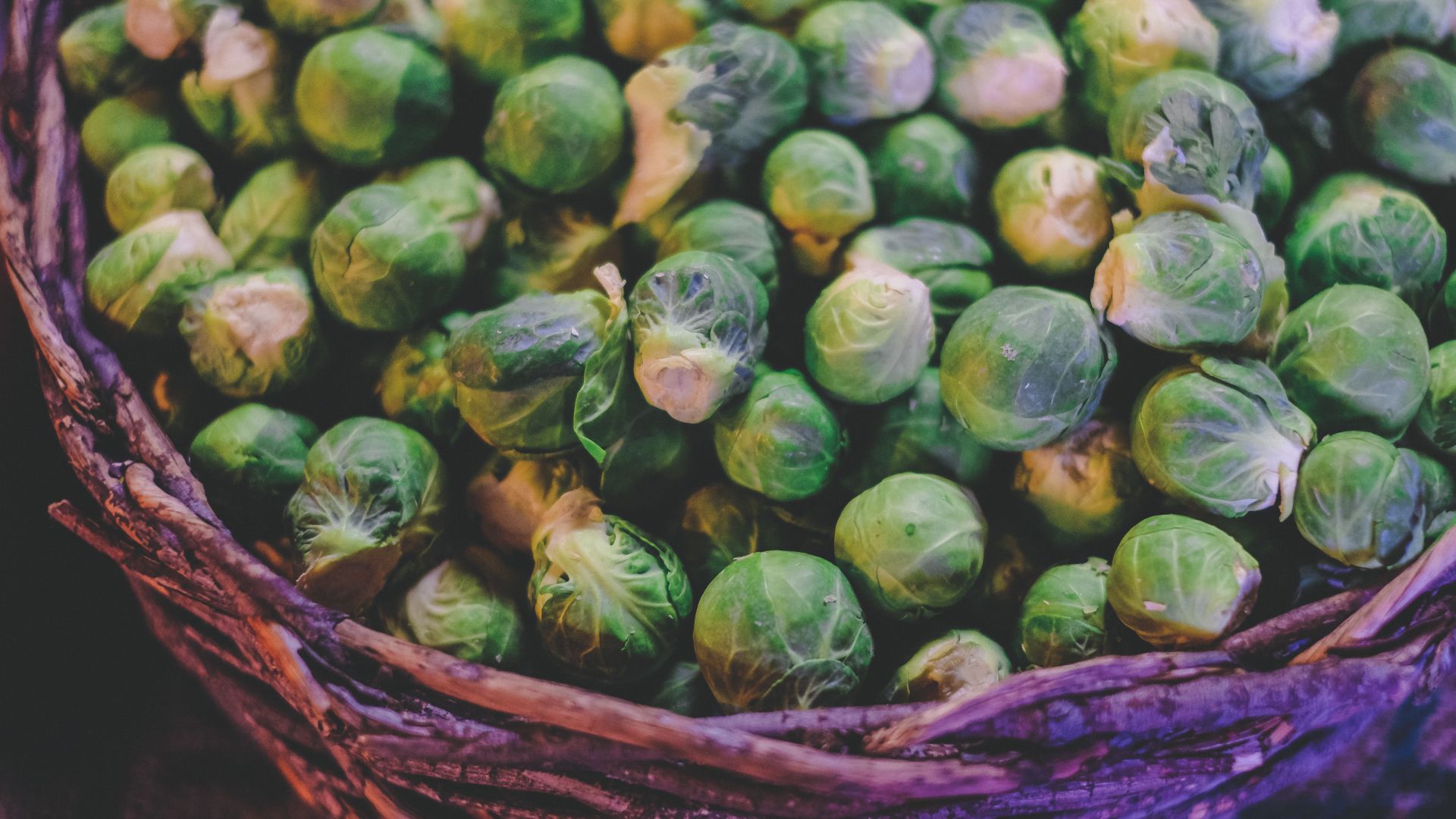 Calories in brussels sprouts (Image via Unsplash/Cyrsu Crossan)