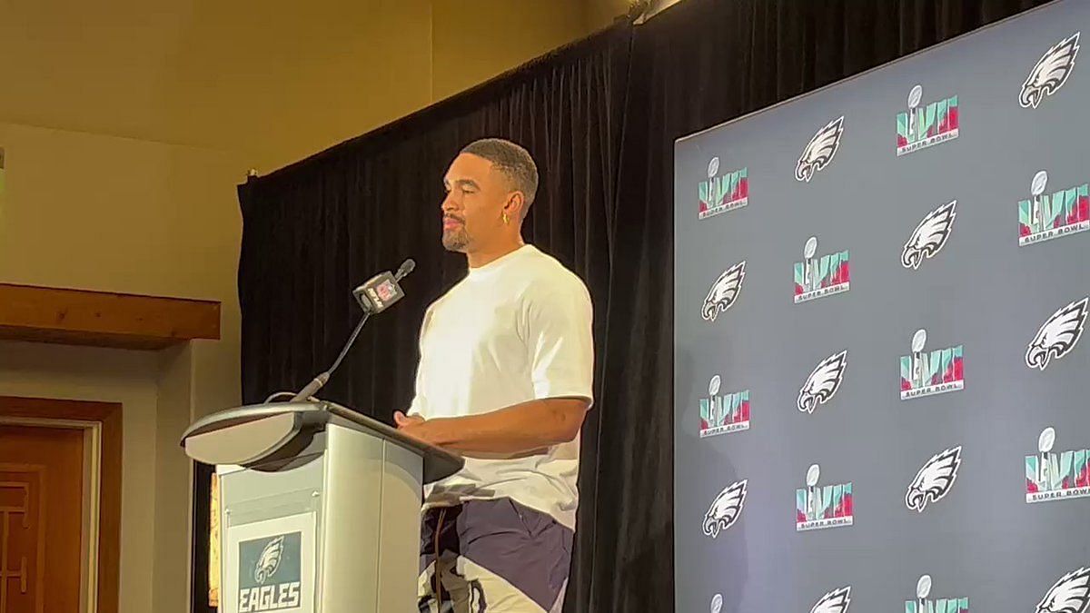 Philadelphia Eagles Superfan Kevin Hart Gets A Surprise Visit From His  Favorite Team Mascot, Shoutout Dwayne The Rock Johnson for sending this  custom Eagles jersey in Kevin's size 