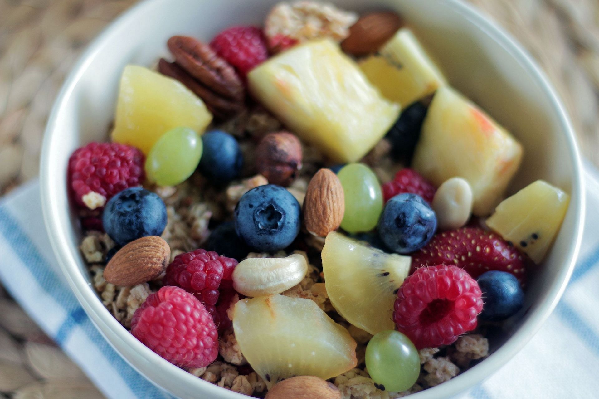 Pair nuts with fruit and yogurt for a healthy snack (Image via Pexels/Jeshoots)