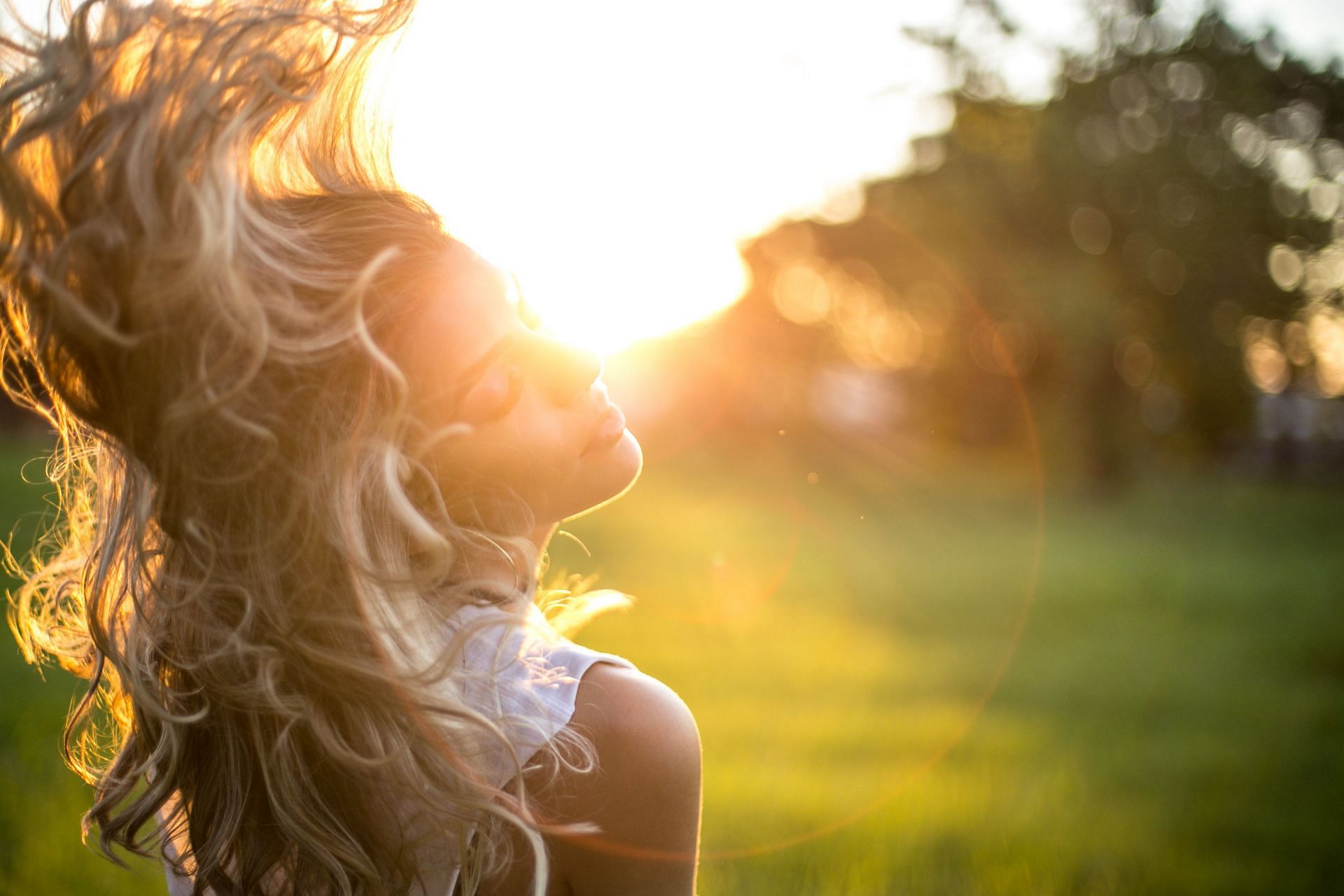 Keeping your hair tangle free is essential to avoid breakage. (Image via Pexels/Garon Piceli)