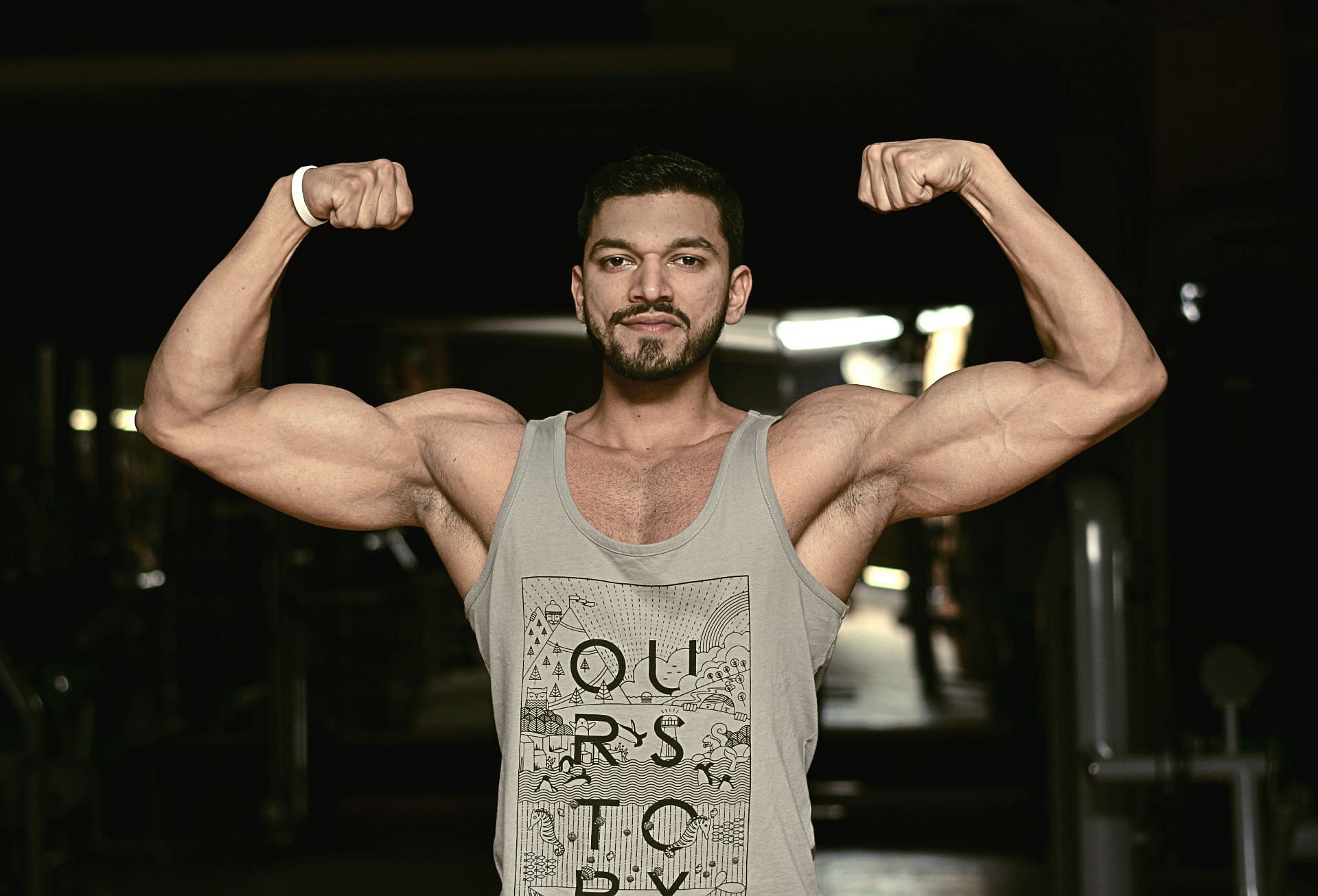 Home workout for biceps help in developing bigger biceps. (Image via Pexels/ Mahmood Sufiyan)