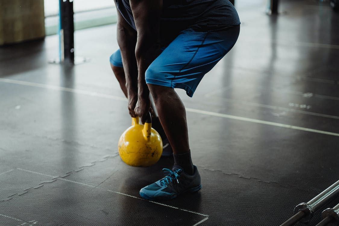 Kettelbell sumo squat (Photo via Pexels/Ketut Subiyanto)