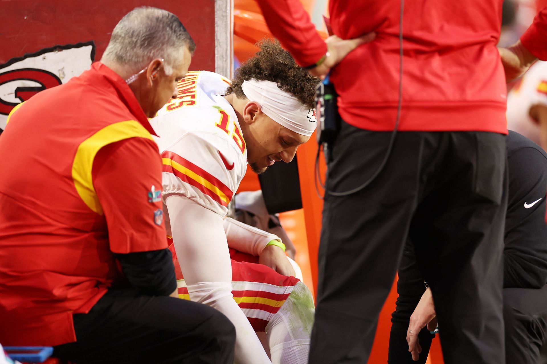 Patrick Mahomes returns to Super Bowl LVII after limping off - Los