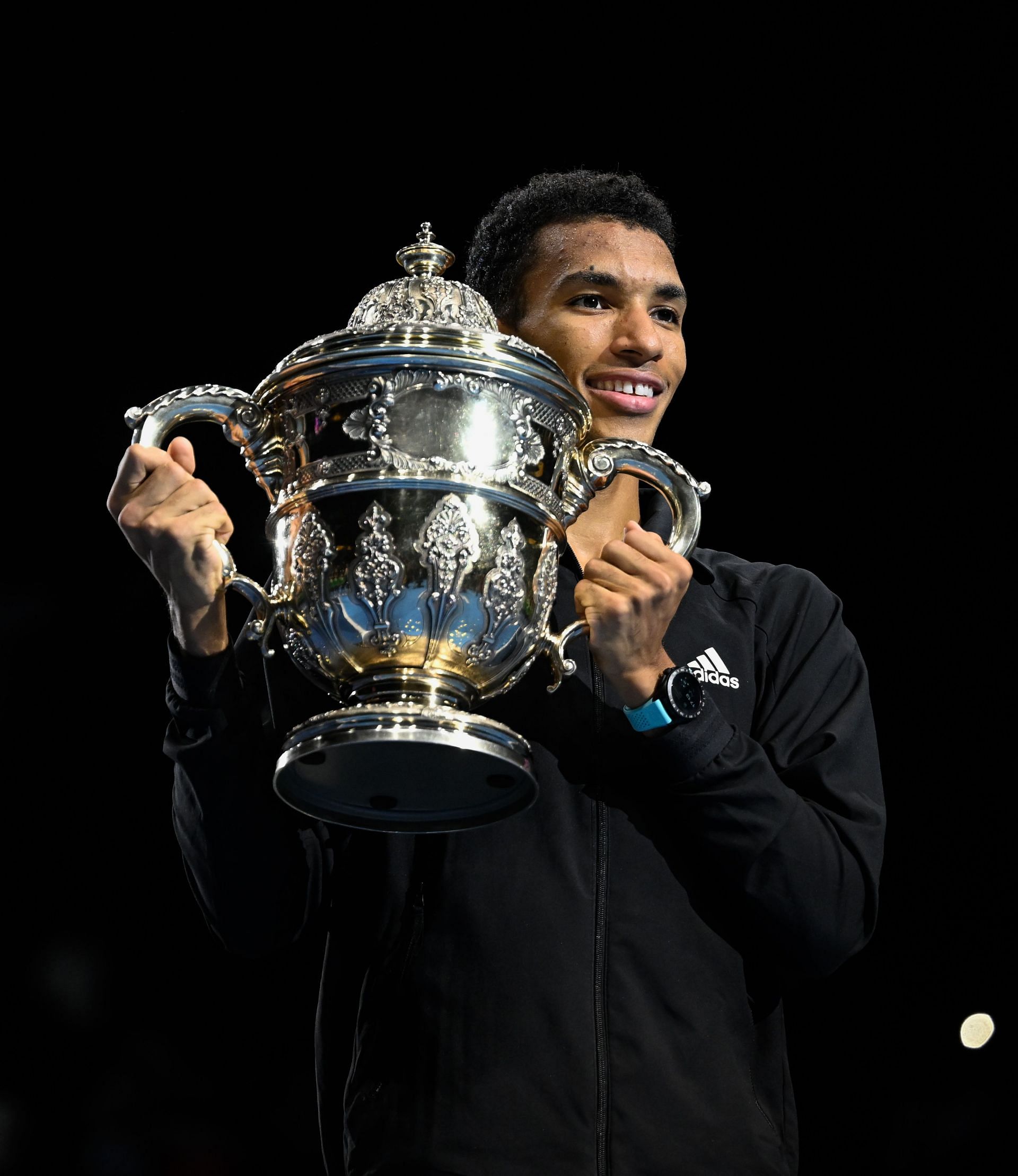 Felix Auger Aliassime with the 2022 Swiss Indoor Basel trophy