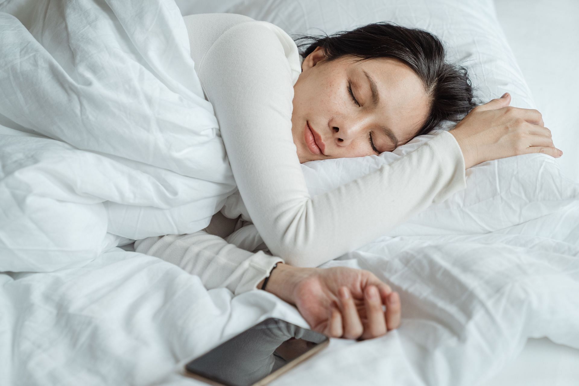 Getting 8 hours of sleep can help you to regulate your hormones. (Image via Pexels / Ketut Subiyanto)