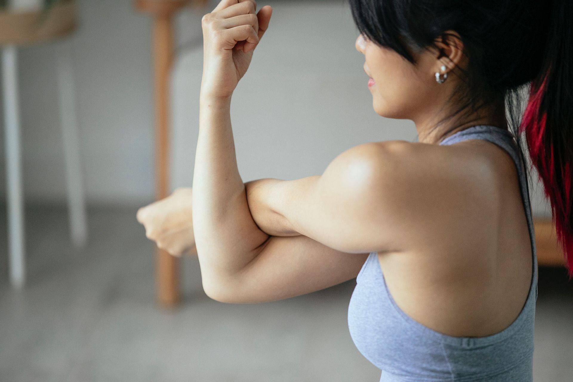 Arm stretches (Image via Pexels/Miriam Alonso)