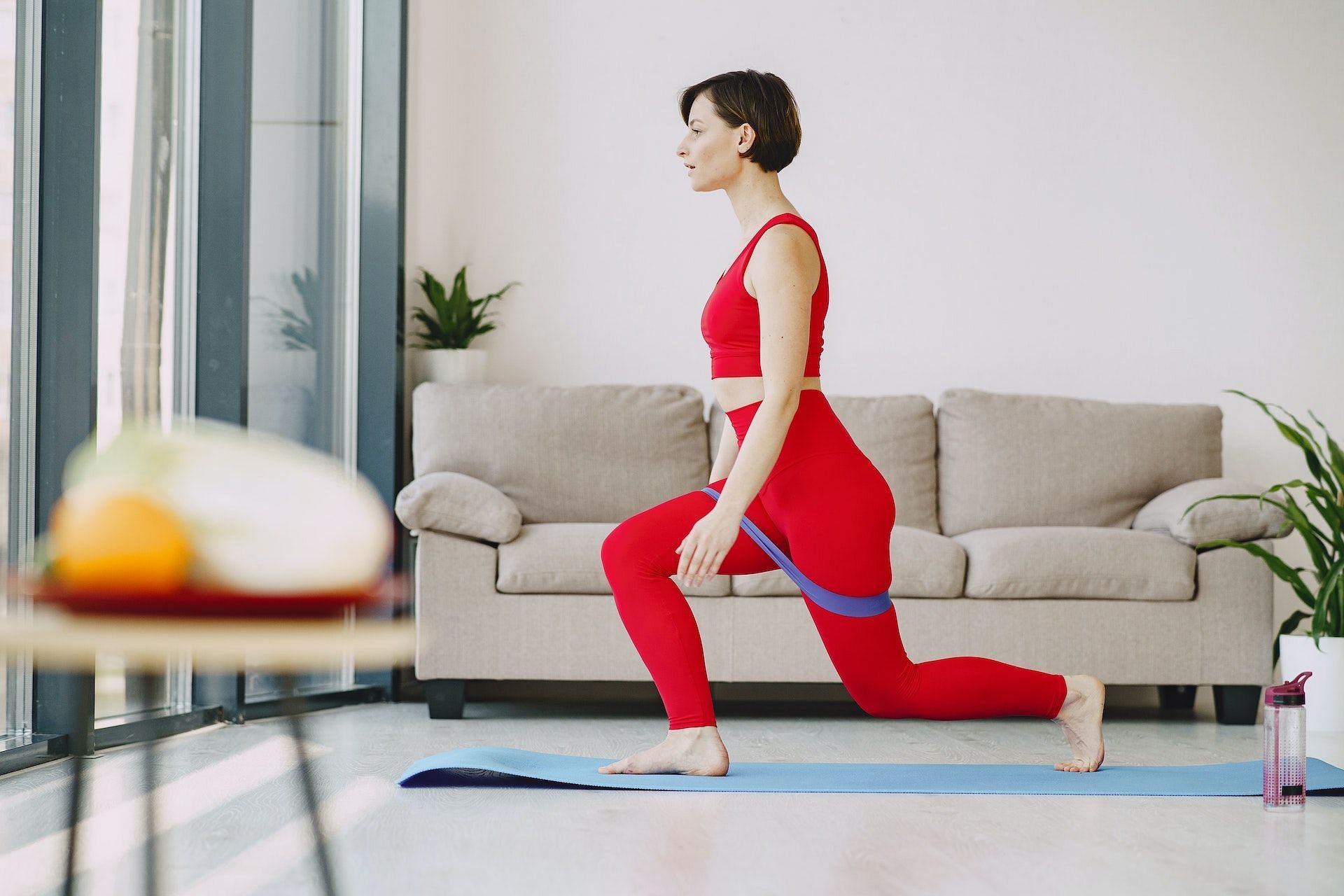 The lunging calf stretch is one of the best stretches for calves. (Photo via Pexels/Gustavo Fring)