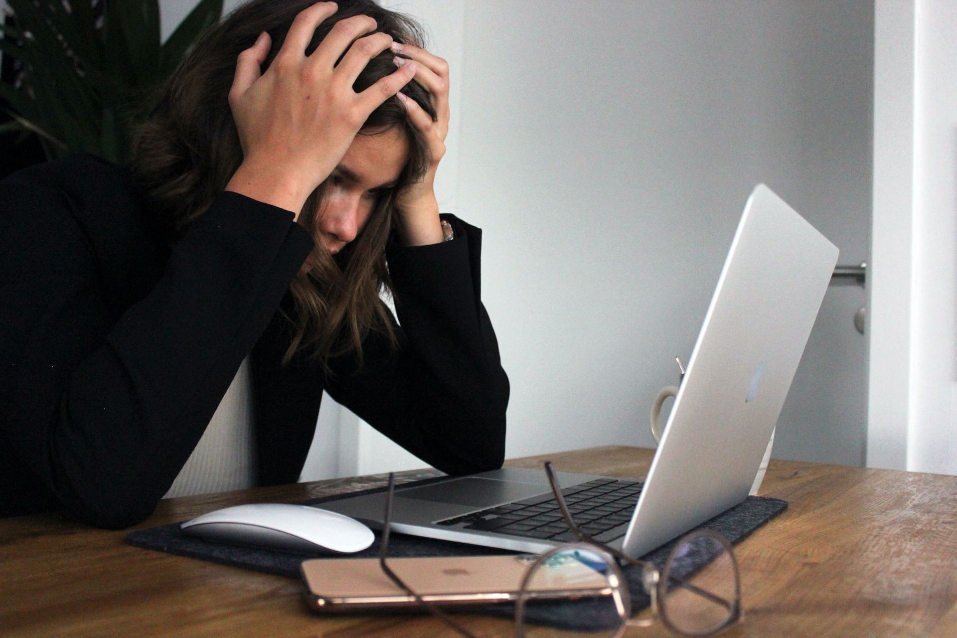 Stress can lead to hair loss. (Image via Unsplash/Elisa Ventur)