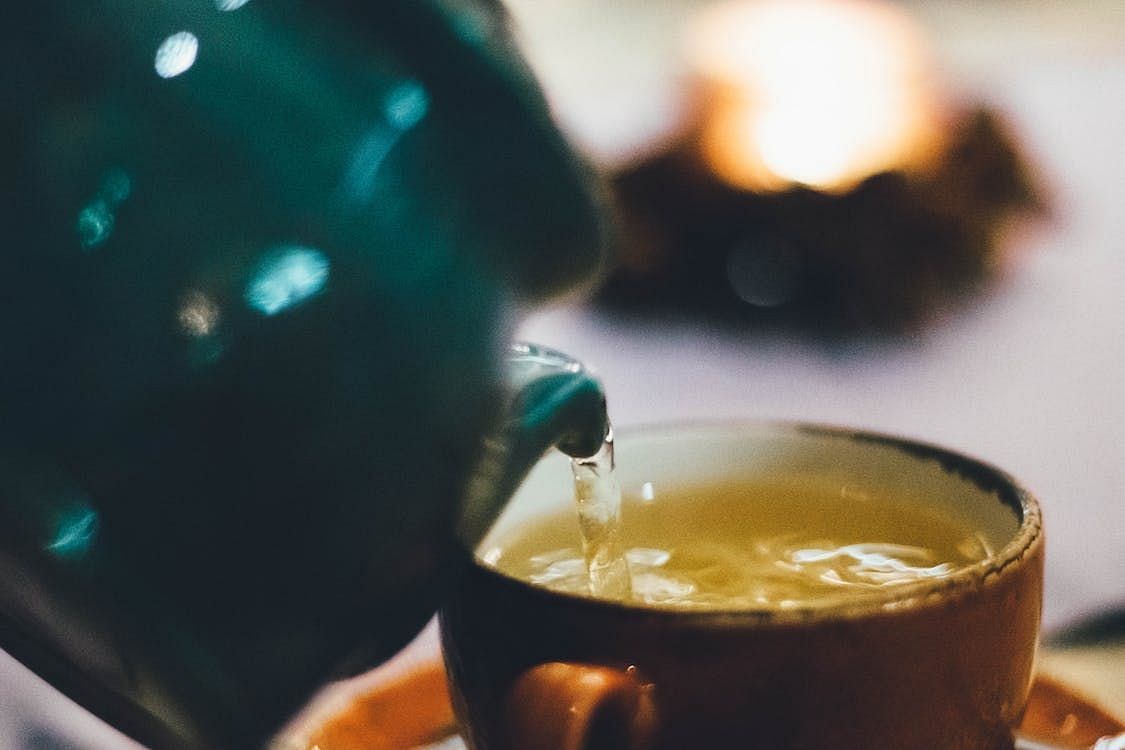 Green tea helps with inflammation. (Image via Pexels/Maria Tyutina)