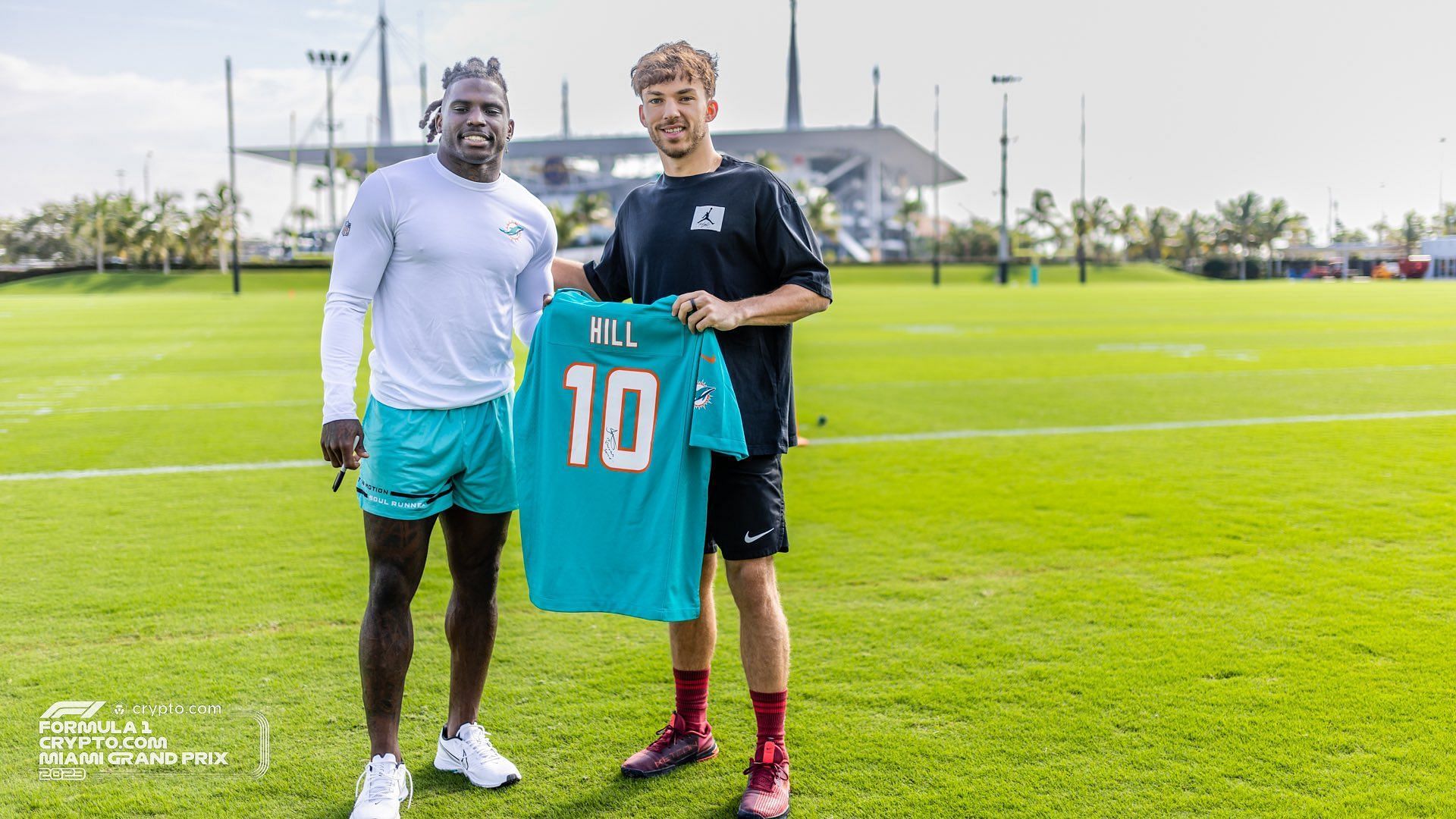 Tyreek Hill gifted Pierre Gasly with a signed Miami Dolphins jersey. [PC: Twitter.com/f1miami]