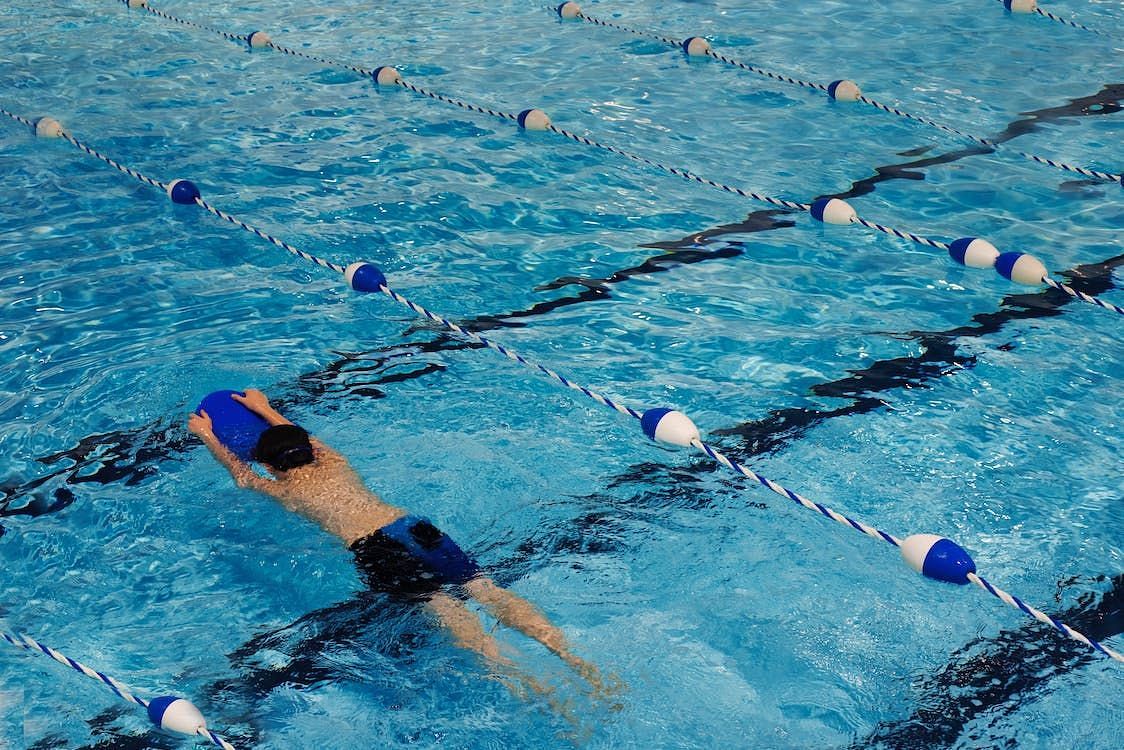 Kickboards provide benefits in kicking swimming workouts(Photo via Pexels/Nork Photography)