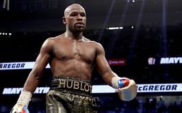Watch: Floyd Mayweather dances with ring girl in between rounds of Aaron Chalmers fight