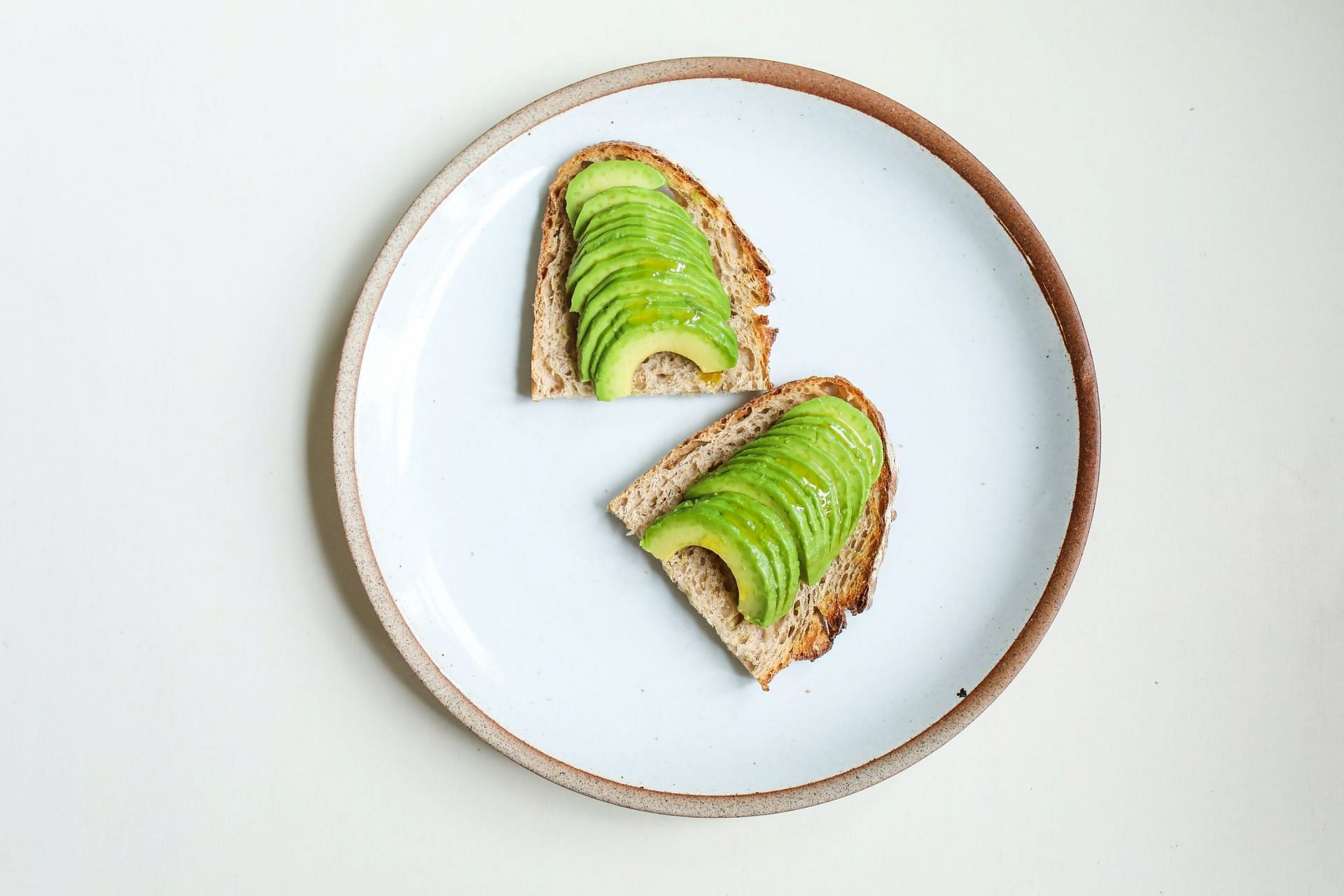 Avocados are an excellent source of healthy fats (Image via Pexels @Polina Tankilevitch)