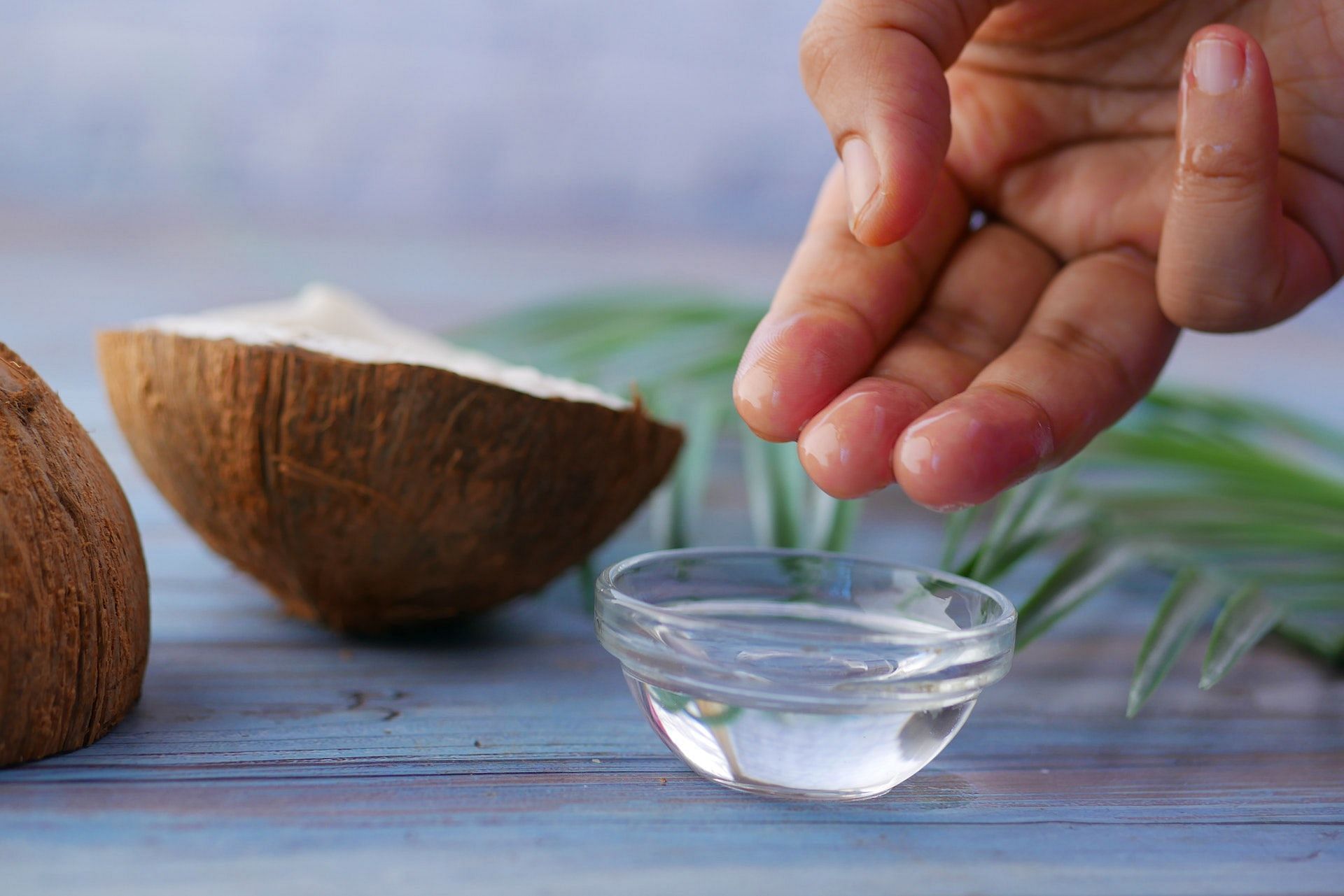 Applying coconut oil is the best treatment for stye in the eye. (Photo via Pexels/Towfiqu barbhuiya)
