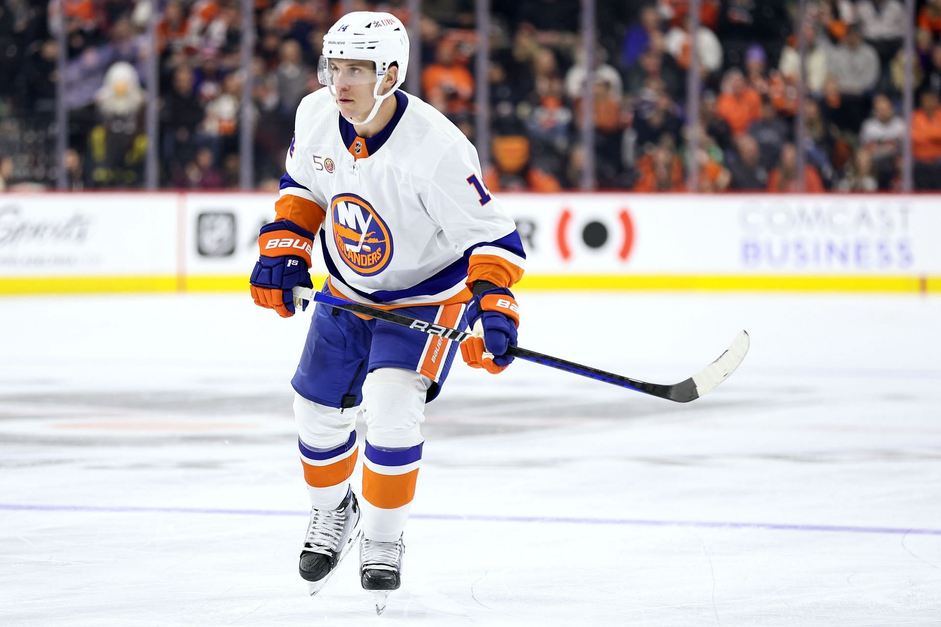 Bo Horvat scores in 'unbelievable' home debut with Islanders - ESPN