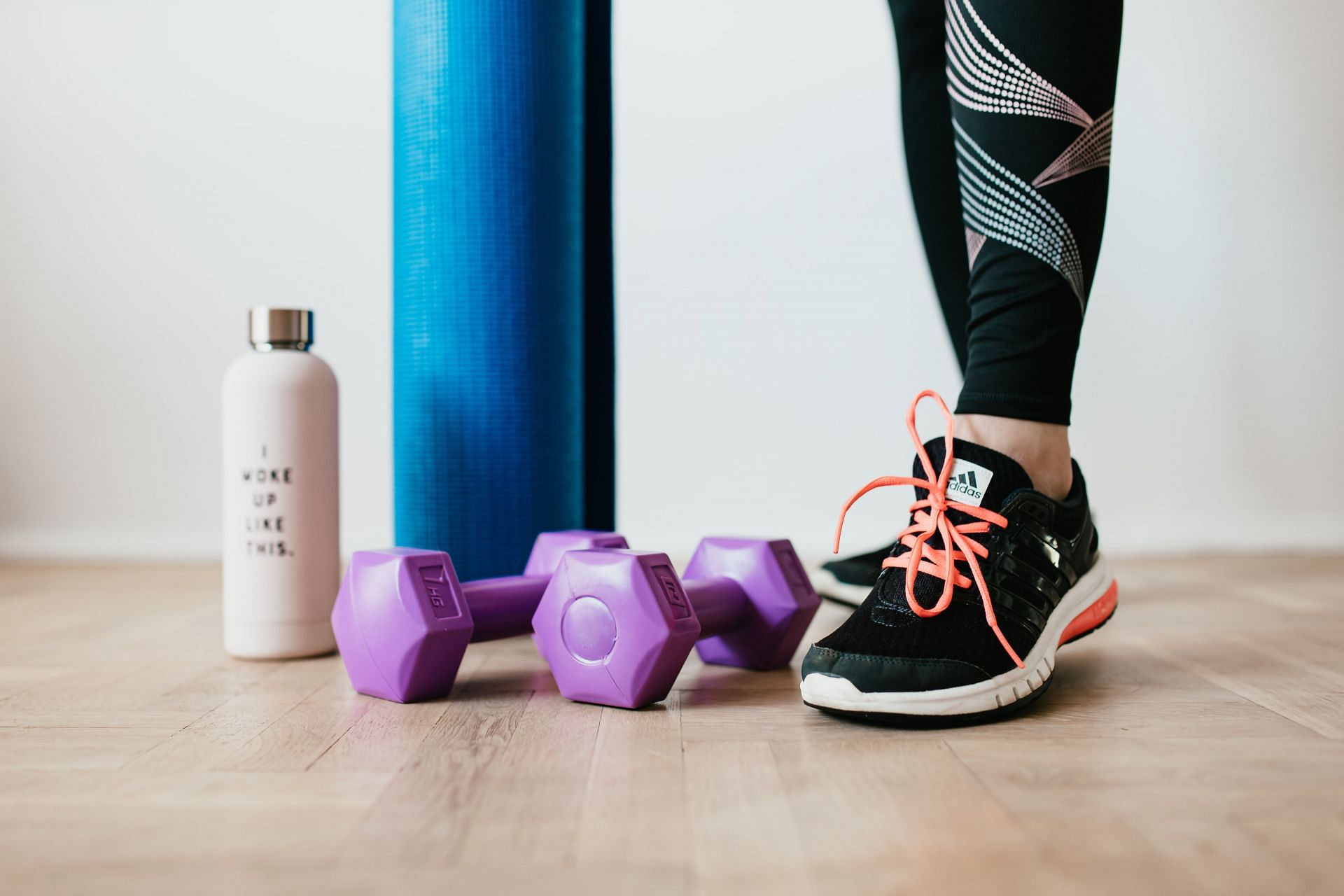 vStaying hydrated is important for overall health, and it&#039;s especially important when weightlifting (Photo by Karolina Grabowska/pexels)