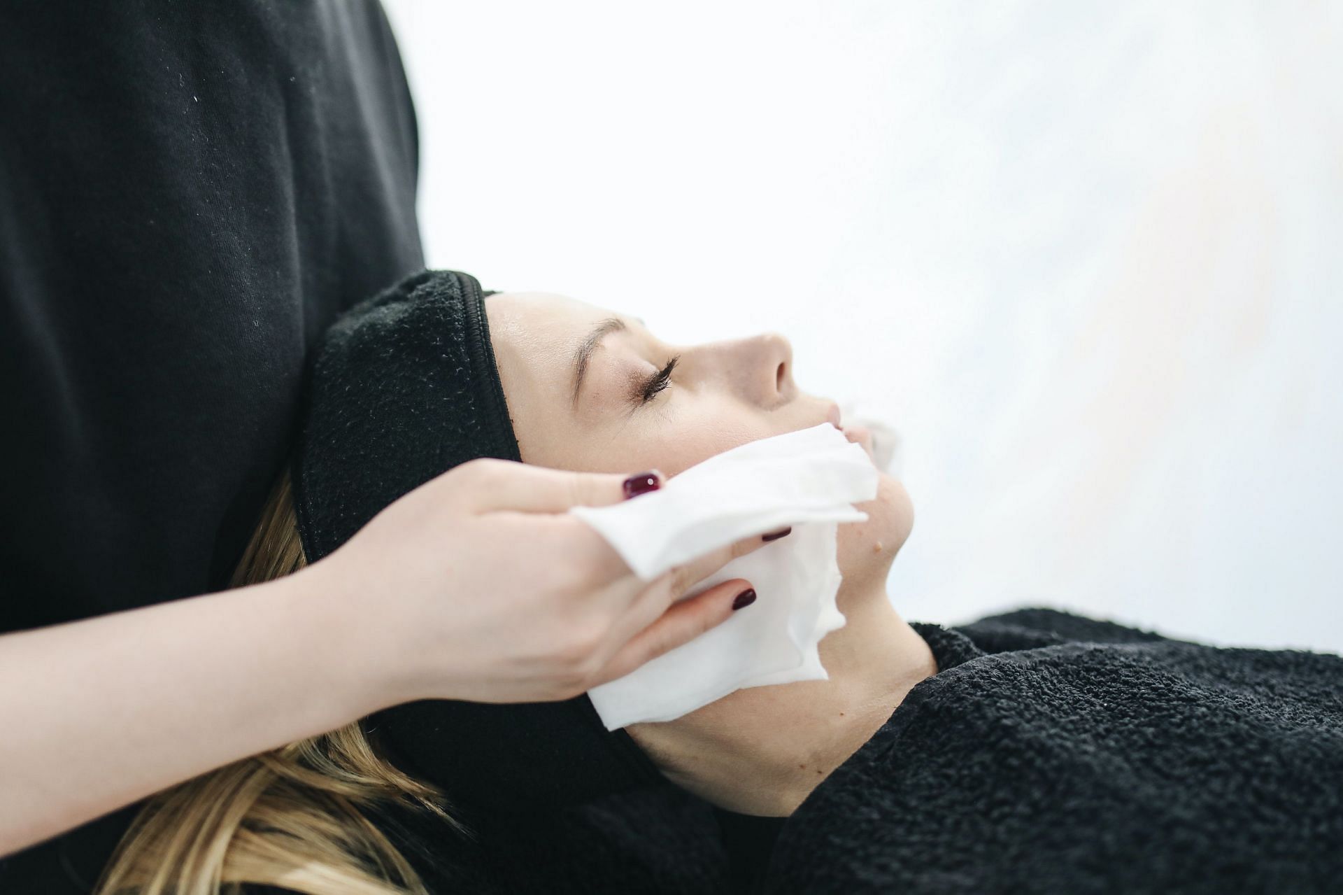 Using cleanser is essential for deep clean pores. (Image via Pexels / Polina Tankilevitch)