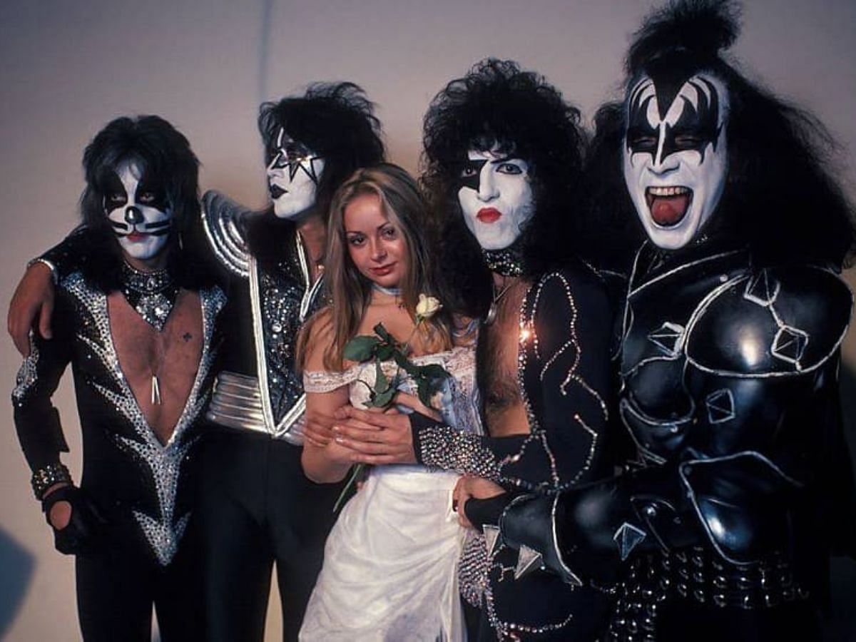 Star Stowe pictured with band KISS (Image via Musicoholics)