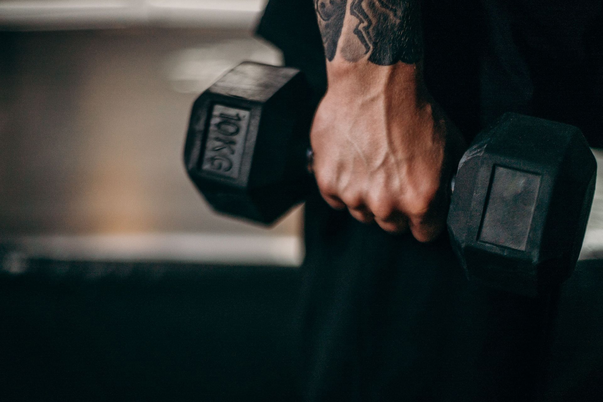 Single arm hammer curl can isolate the muscles better (Image via Pexels/Cottonbro Studio)