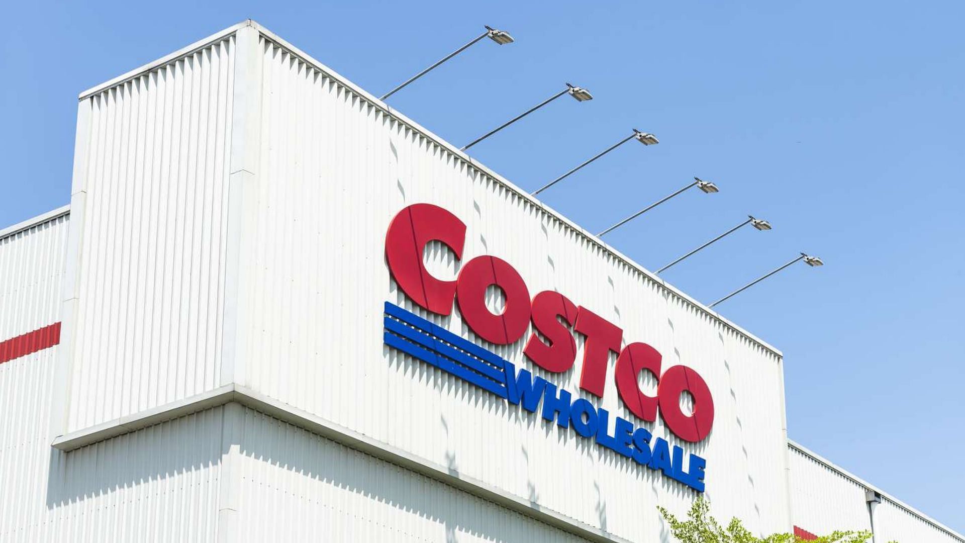 Costco shoppers may have to shell out more cash as food items start to get costlier (Image via Bing-Jhen Hong/Getty Images) 