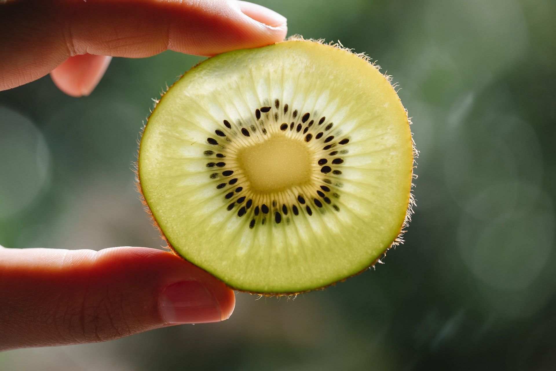 Kiwis have sorotonin that helps you fall asleep faster. (Photo via Pexels/Any Lane)