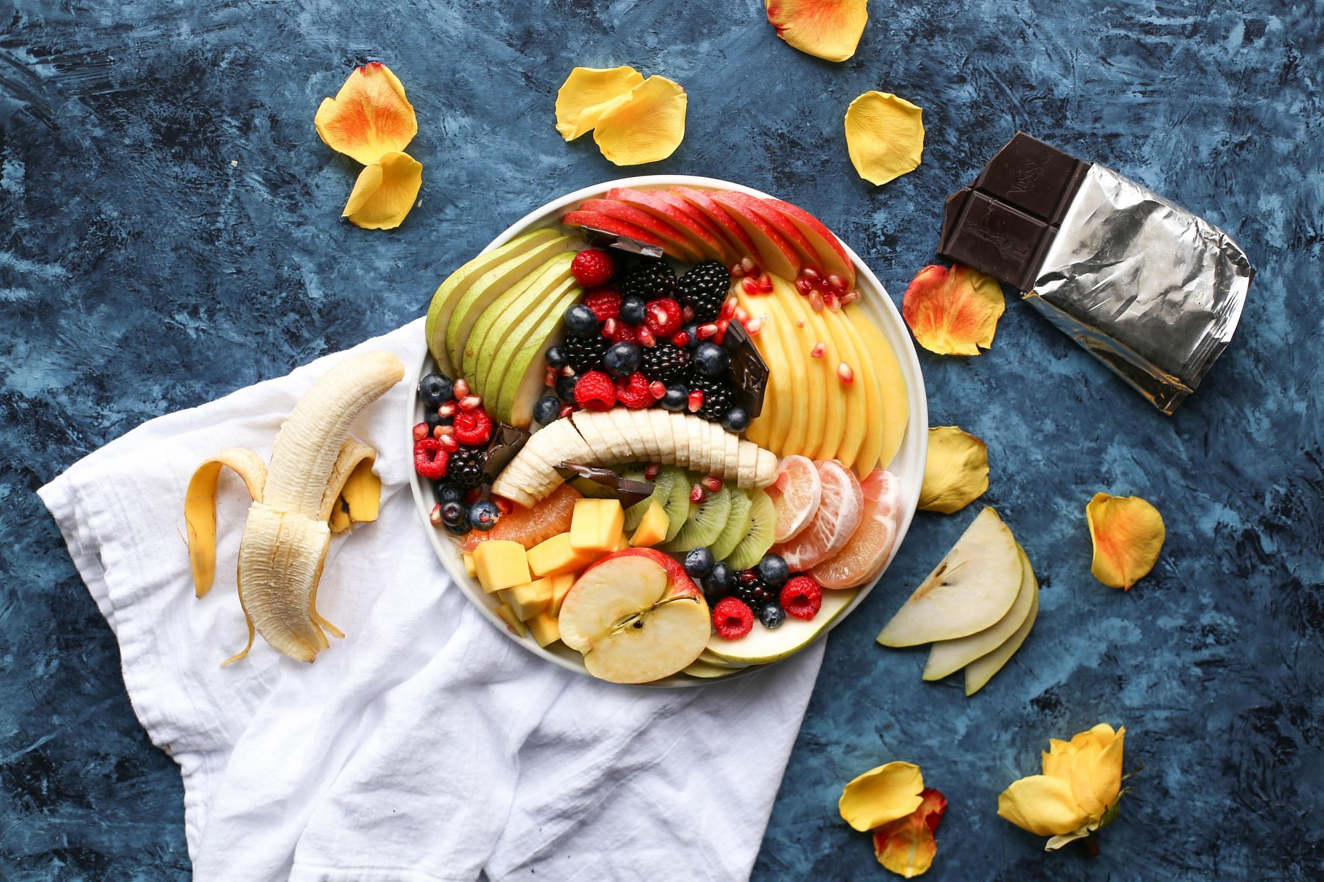 A plate full of fruits. (Image via Unsplash/ Brenda Godinez)