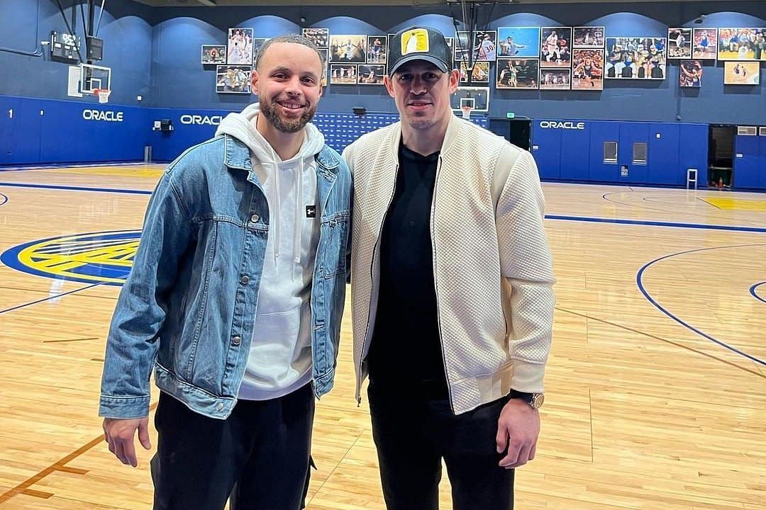 Evgeni Malkin clicks a photo with Stephen Curry 