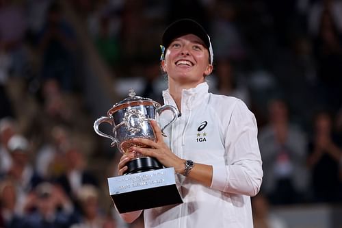 Swiatek with the 2022 French Open trophy