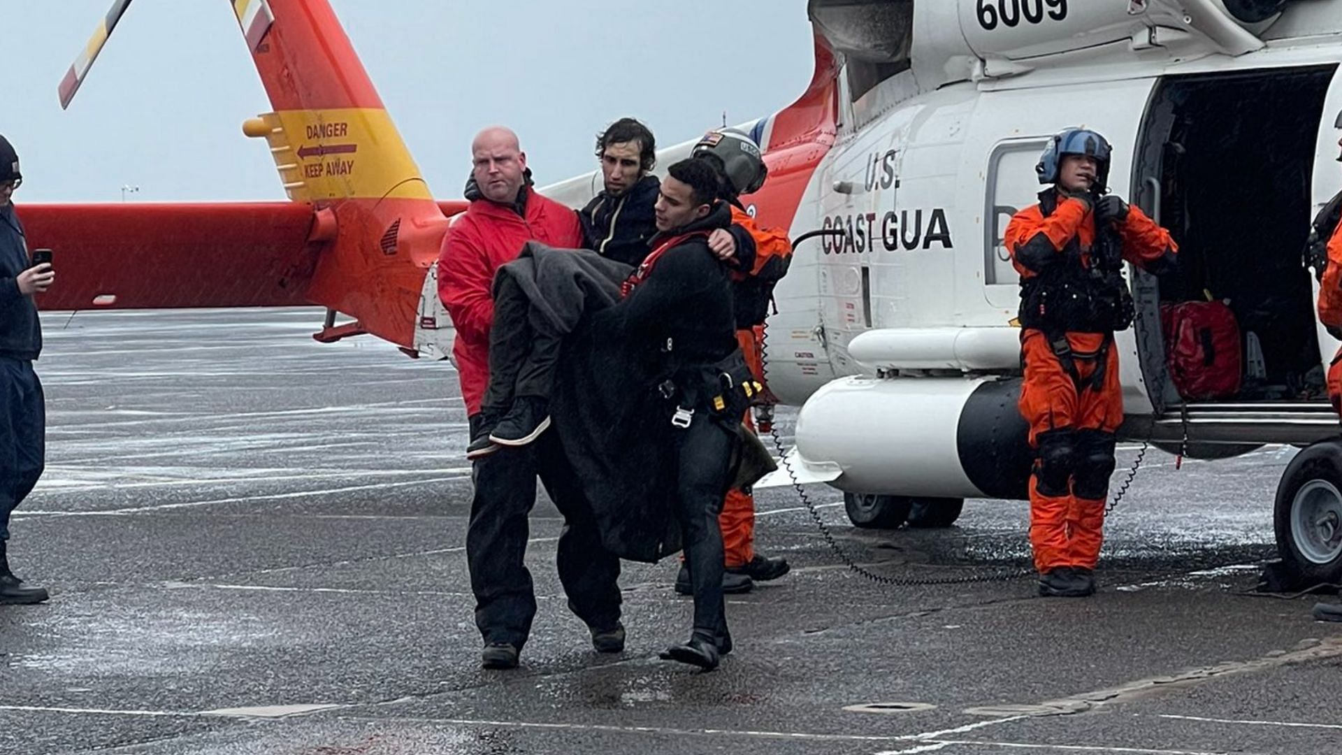 The U.S. Coast Guard braved the turbulent waters of River Columbia to save Jericho Labonte (Image via Twitter @/USCGPacificNW)