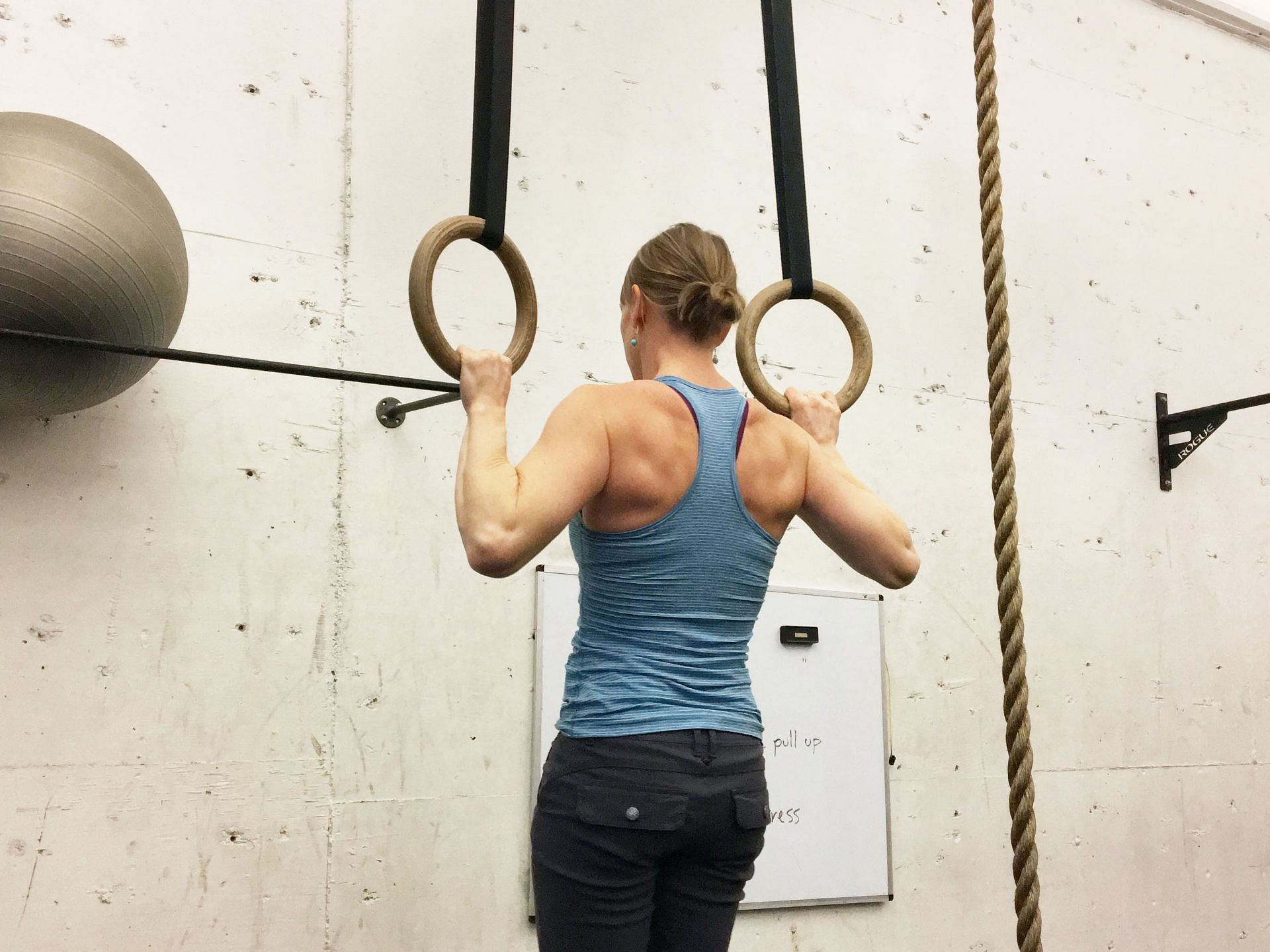 Here are the various pros and cons of chin ups! (image via unsplash/GMB Fitness)