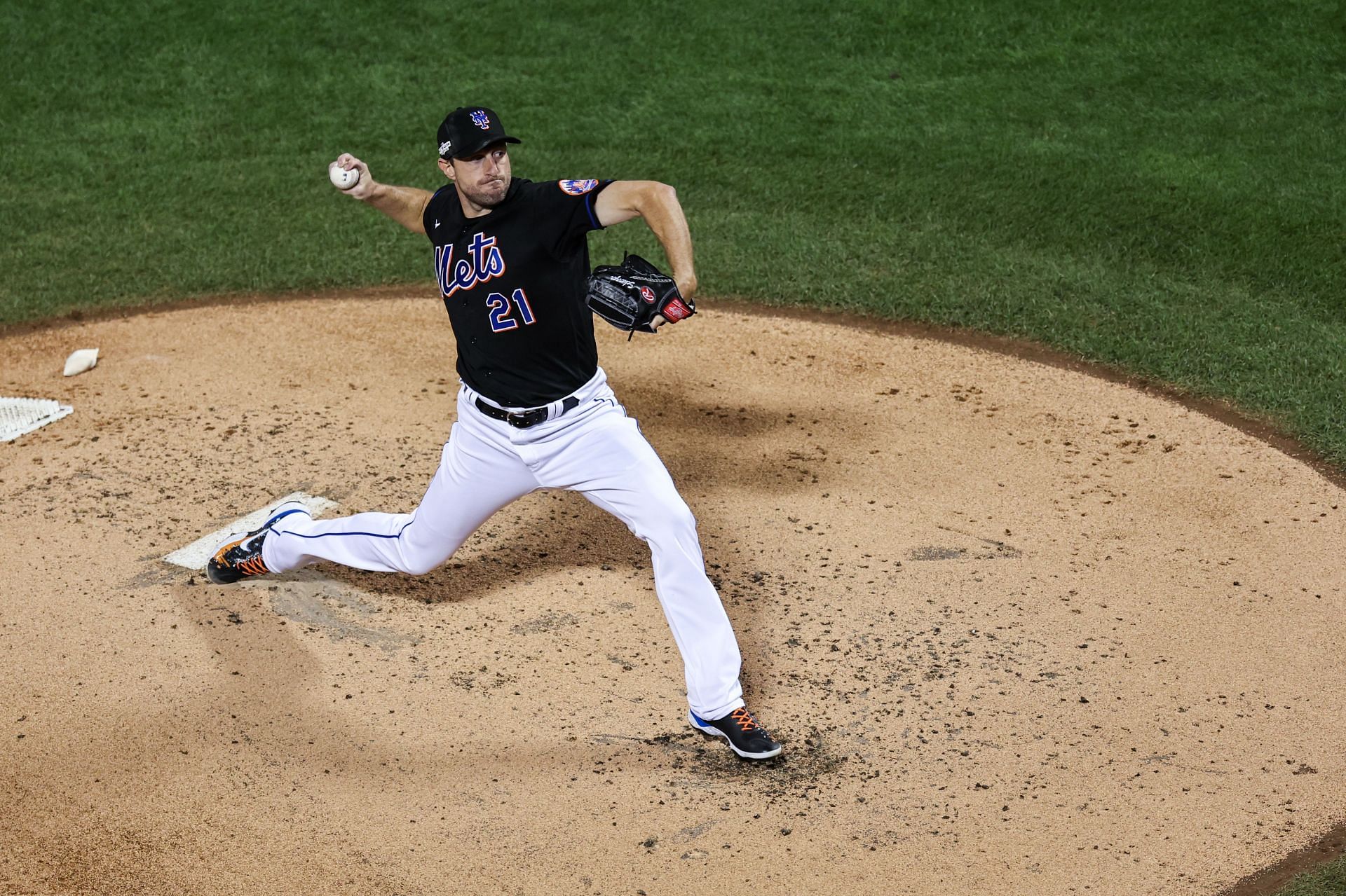 New York Mets fans frustrated as Max Scherzer walks off the mound to a  chorus of boos after giving up 6 runs in 3.1 innings pitched: As he should