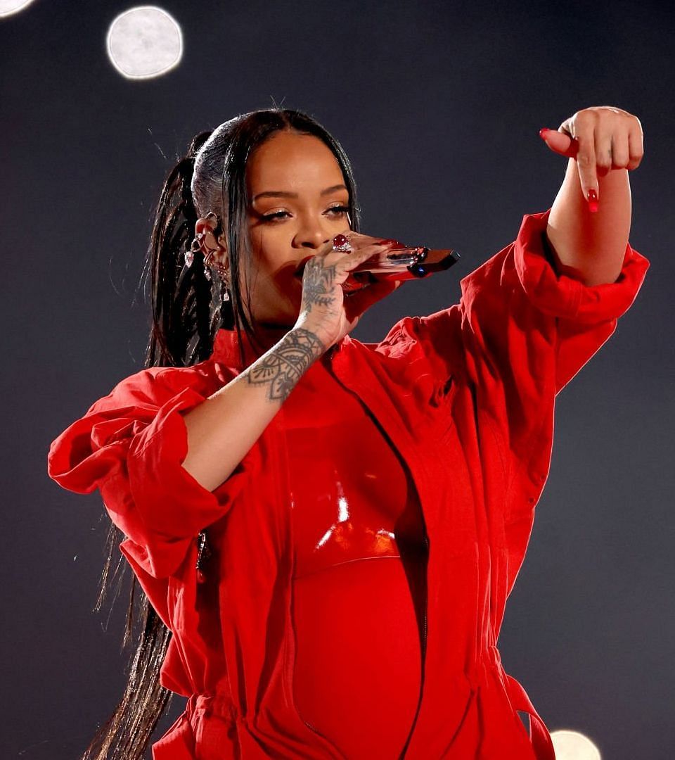 Adele Is Team Rihanna at Spectacular Super Bowl Halftime Show - Glitter  Magazine