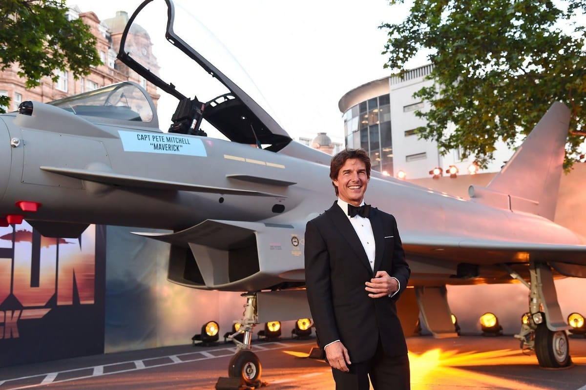 Did Tom Cruise fly in Top Gun 2?