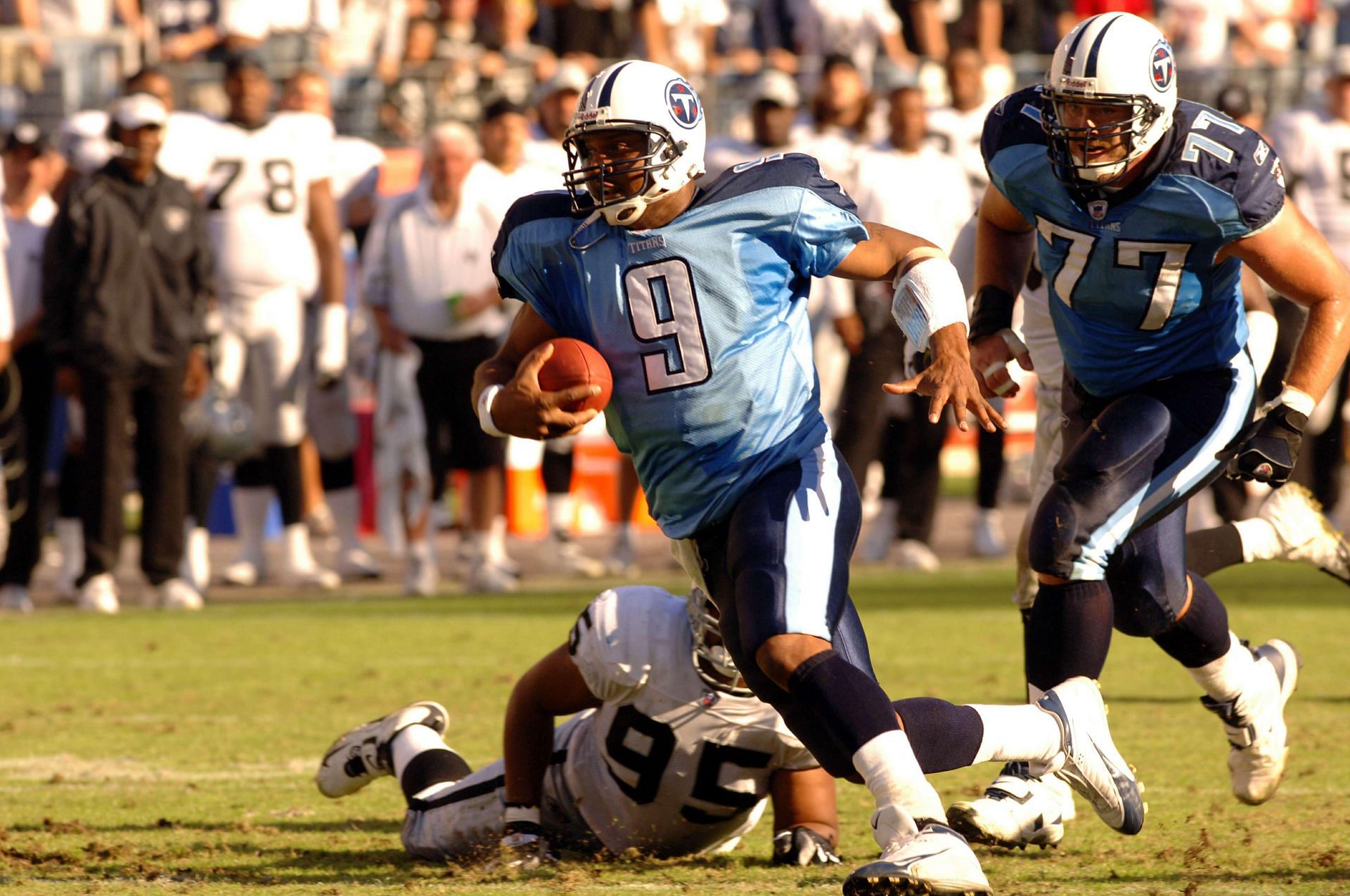 Steve McNair at Oakland Raiders vs Tennesee Titans - October 30, 2005