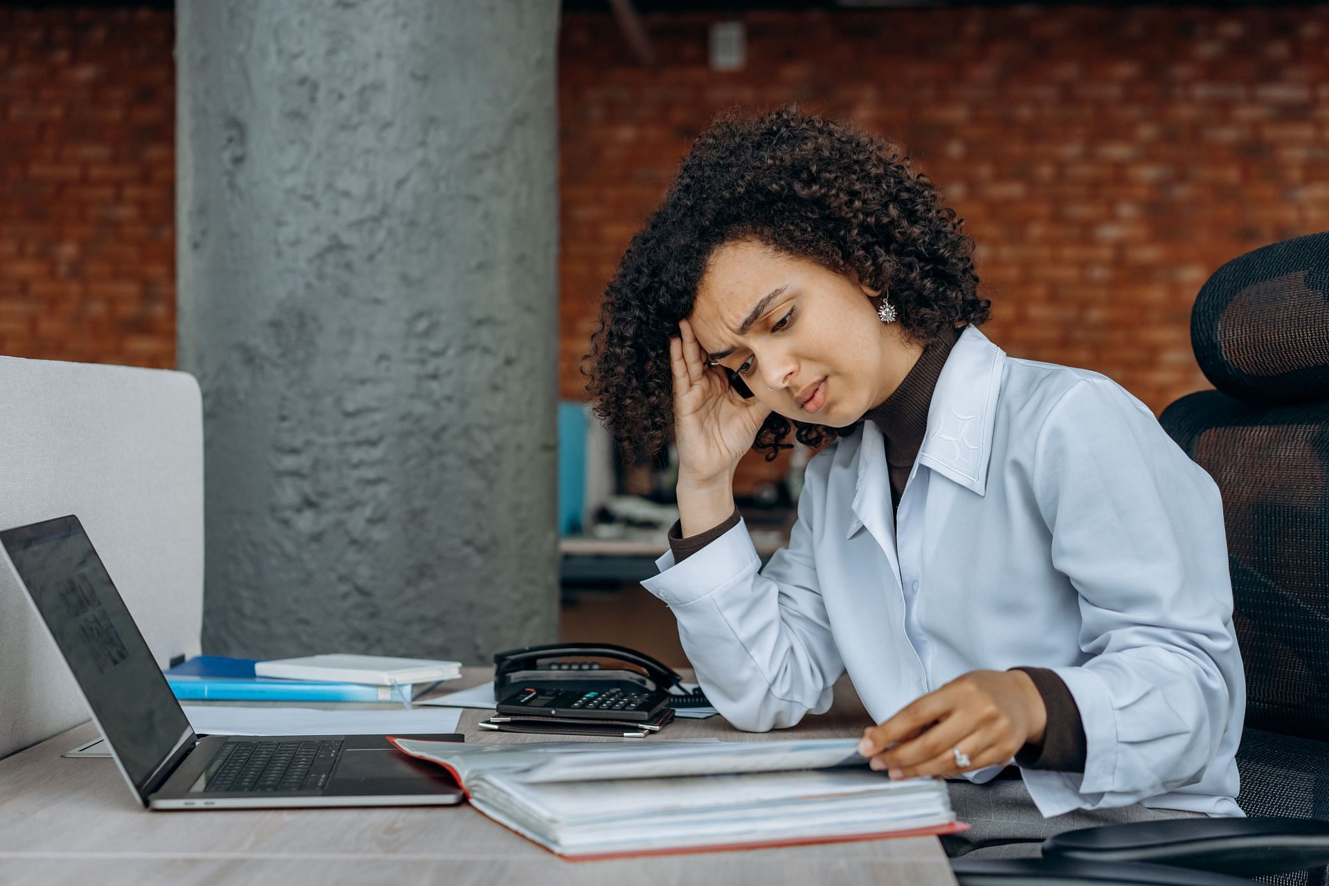 Dehydration can cause mental and emotional effects. (Image via Pexels/Mikhail Nilov)