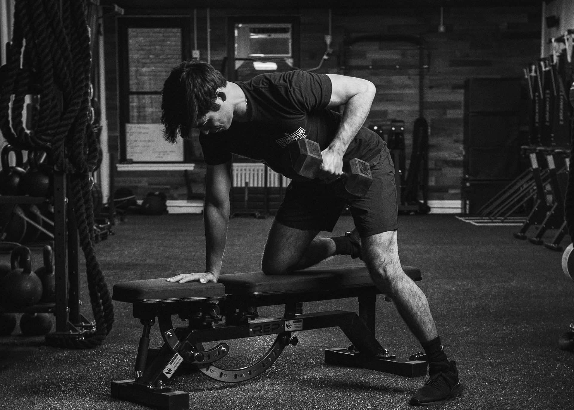 These exercises for lats targets your latissimus dorsi muscles effectively. (Image via Unsplash / Aaron Barrera)