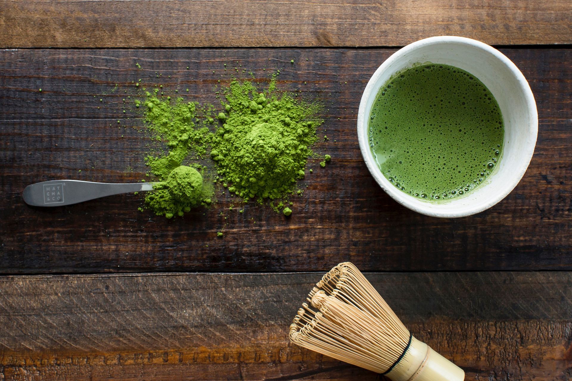 Le thé vert matcha peut augmenter votre taux métabolique.  (Image via unsplash/Matcha Co)