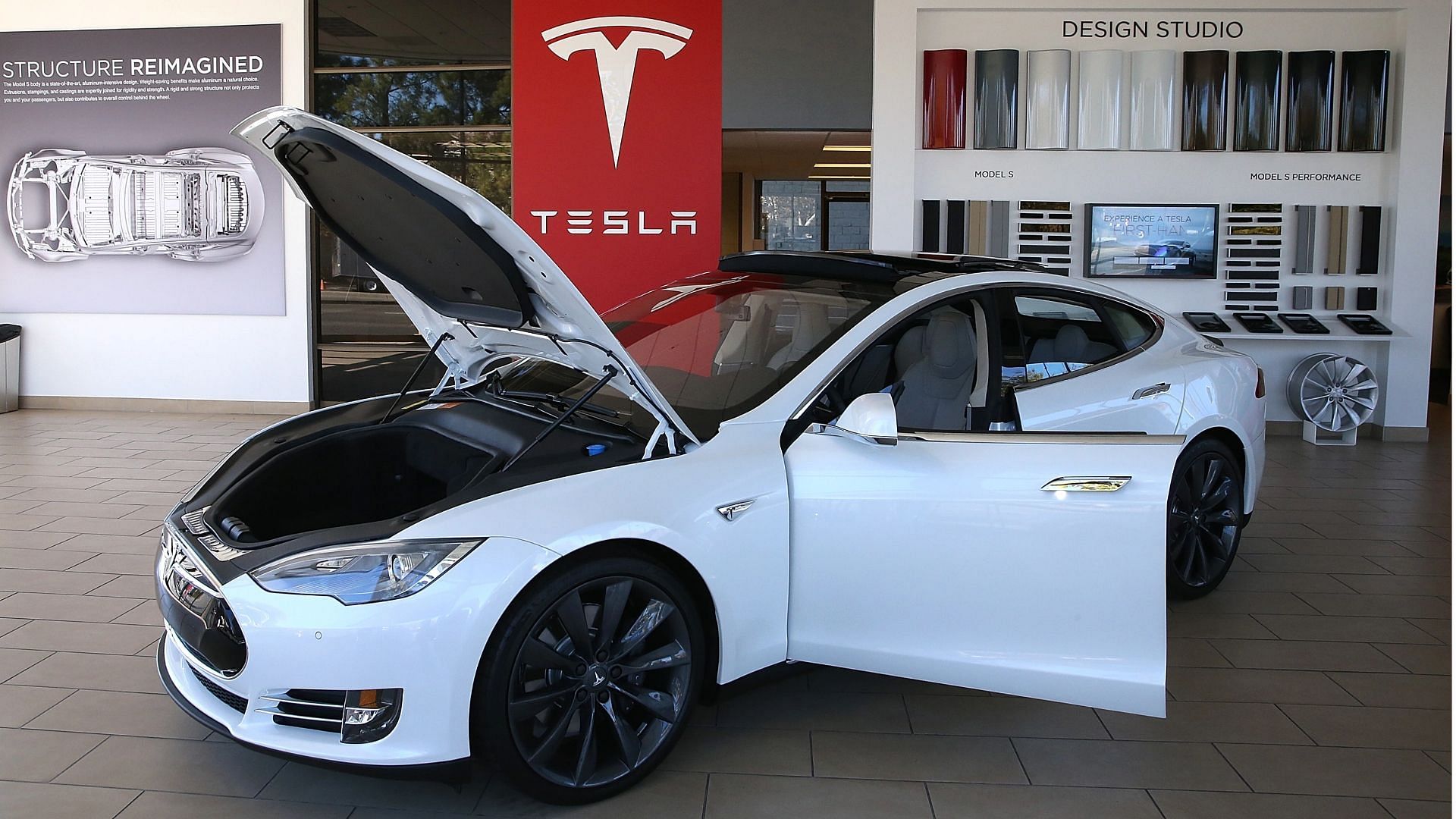 Tesla recalls over 362,000 U.S. vehicles (Image via Justin Sullivan/Getty Images)