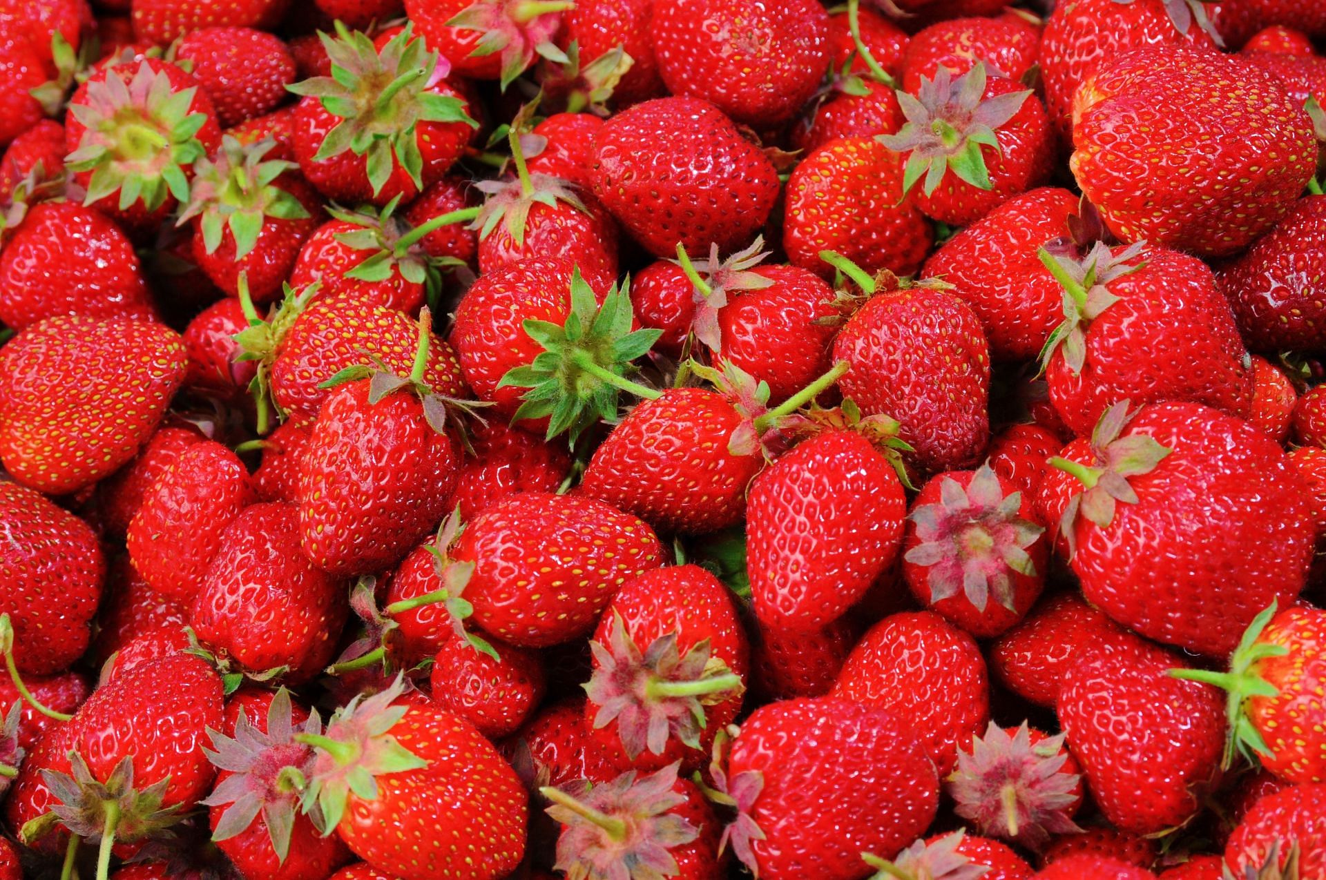 Strawberries are one of the healthiest fruits you can eat, being rich in vitamin C and antioxidants (Image via Pexels @Pixabay)