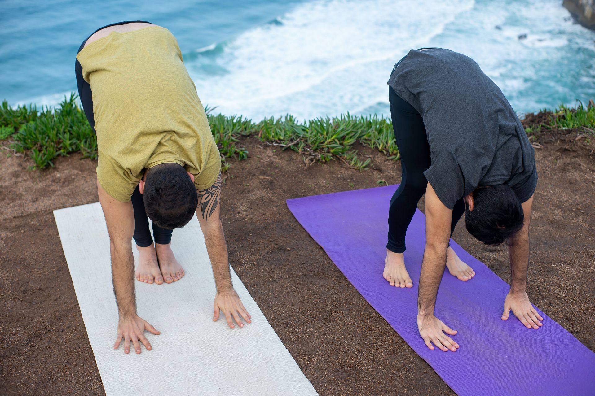 Neck hump exercise (Image via Pexels/Kampus Production)