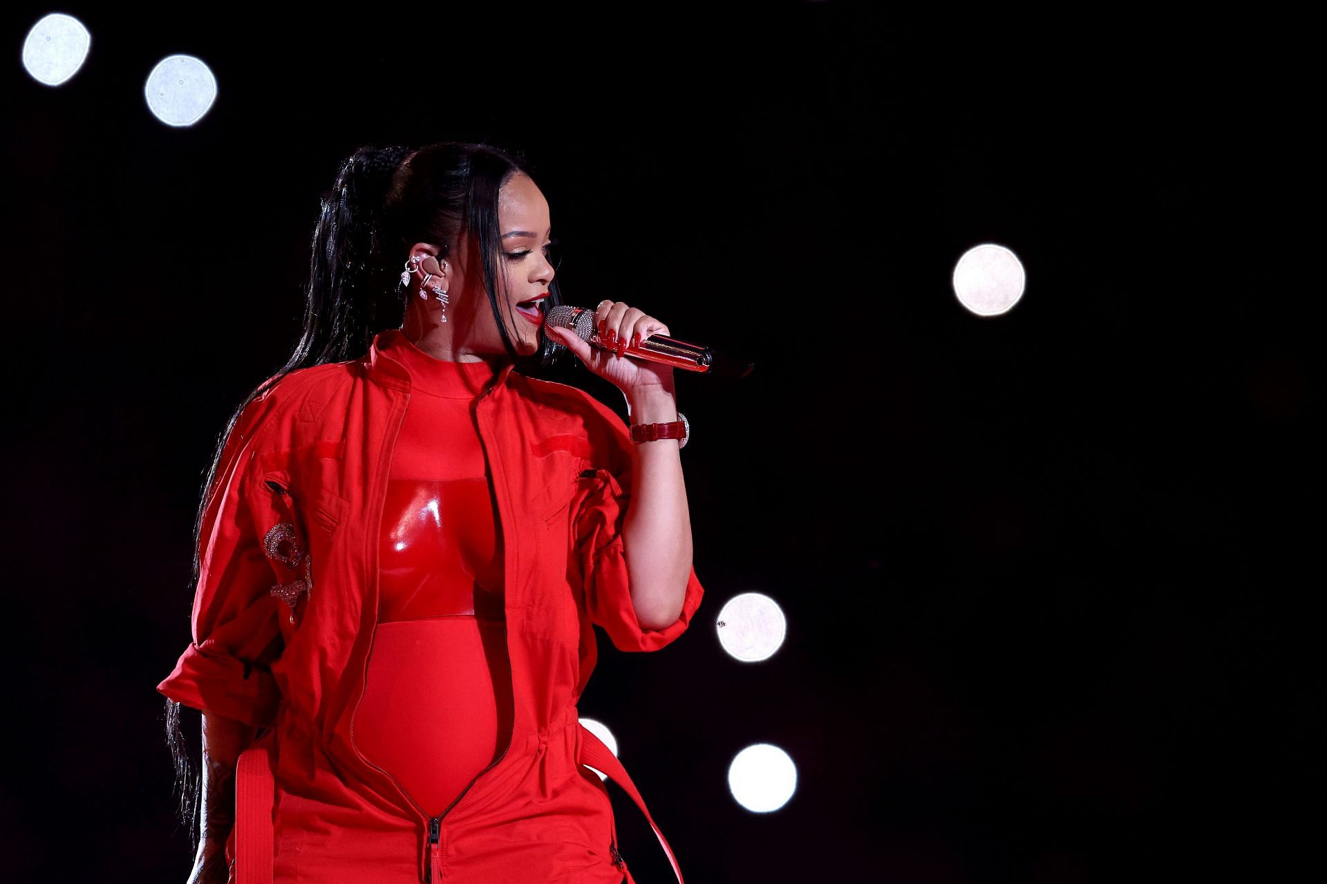 ABC News Live on X: From the Chiefs 4th-quarter comeback, to Rihanna's  incredible halftime performance while pregnant, @willganss and @iammikemuse  have the top moments from the Super Bowl.  / X