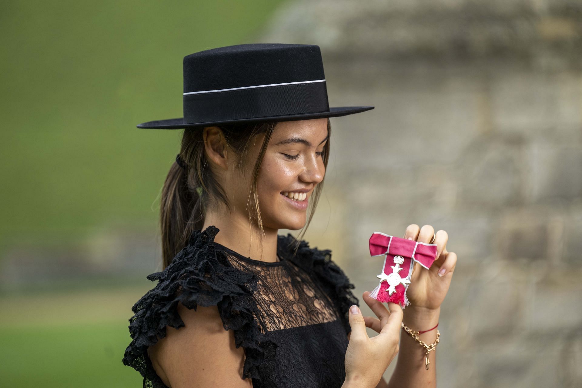 Emma Raducanu receives her MBE honor at Windsor Castle.