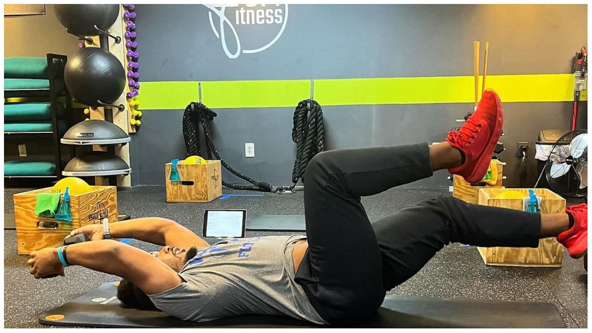 Person performing weighted dead bug. (Image via Instagram/614fit)