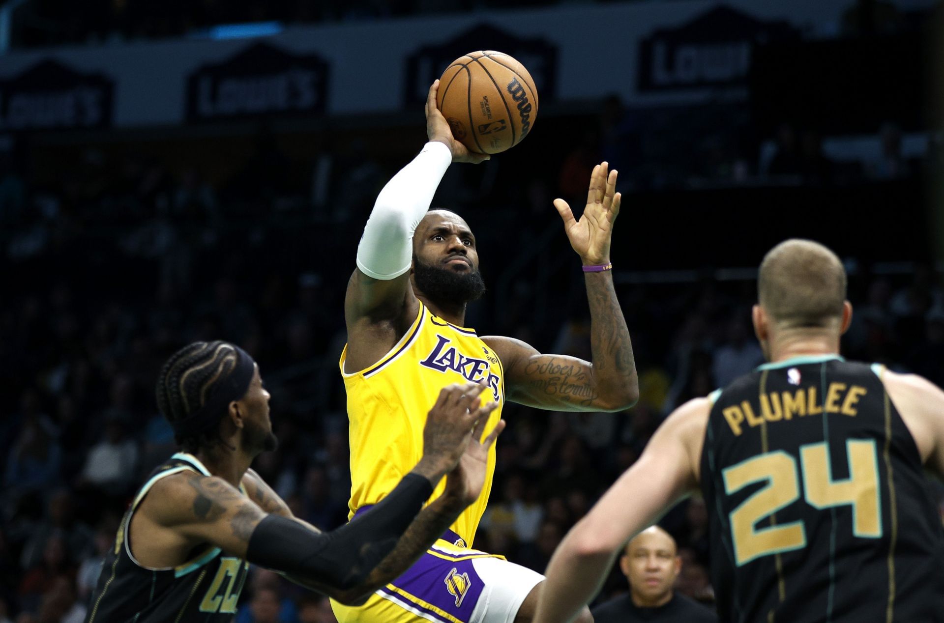 The Lakers have no 3-point shooters (Image via Getty Images)