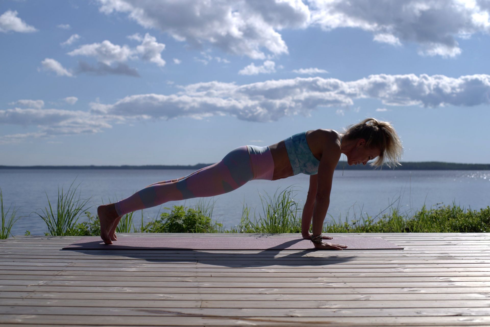 Burpees combine movements of both the upper and lower bodies, making them an excellent full-body cardio workout (Image via Unsplash @Minna Hamalainen)