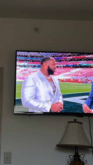 Fletcher Cox's Super Bowl Outfit Delivers High-Shine Metallics in